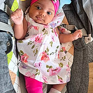 Freya Leonie a rejoint le concours — aidez-le/la à gagner de superbes lots ! baby, infant, child, pink_headband, floral_dress, leggings, white_socks, baby_carrier, plush_moon, plush_star, toy, face, cute, smiling, indoors, wooden_floor, fabric, bow, person, portrait