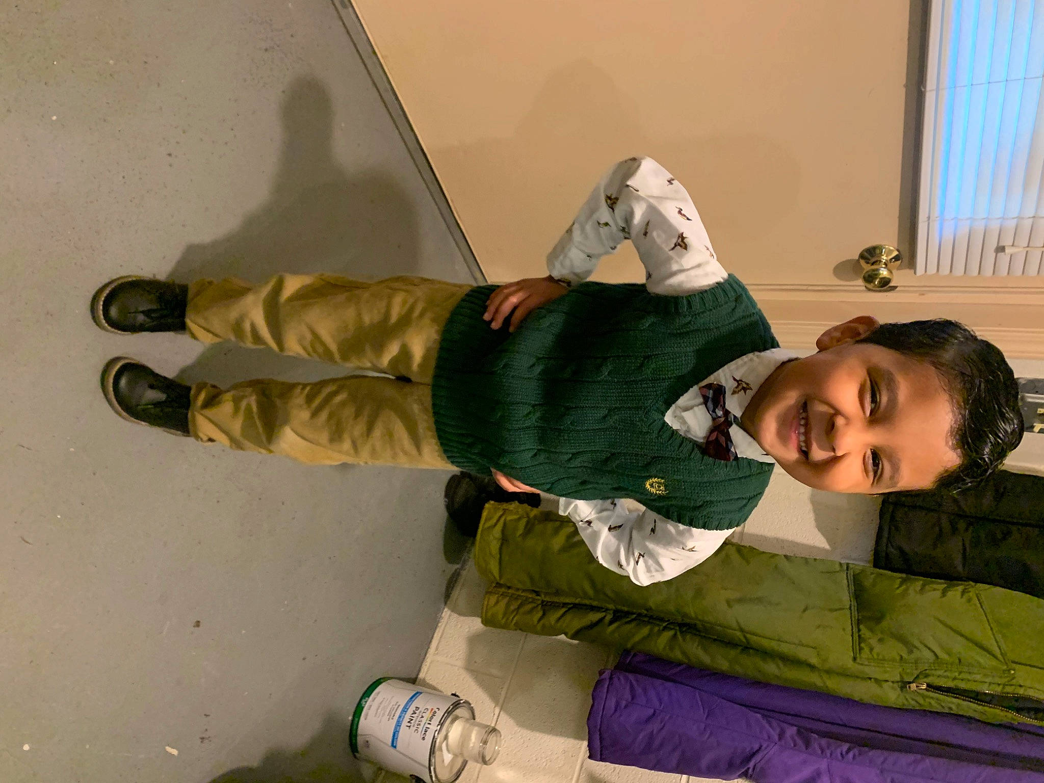 Arian is registered to the contest to win money with this photo: boot, comfort, elbow, fun, happy, houseplant, human_leg, joy, knee, lap, leisure, outdoor_shoe, person, personal_protective_equipment, shoe, sitting, smile, sneakers, sock, thigh