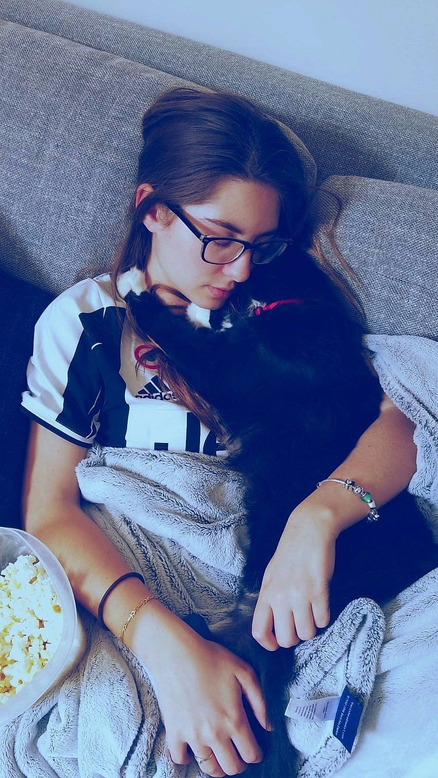 Jayjay is registered to the contest to win money with this photo: beauty, black_hair, eyewear, food, glasses, hand, human_leg, knee, leg, lip, long_hair, photography, sitting, thigh