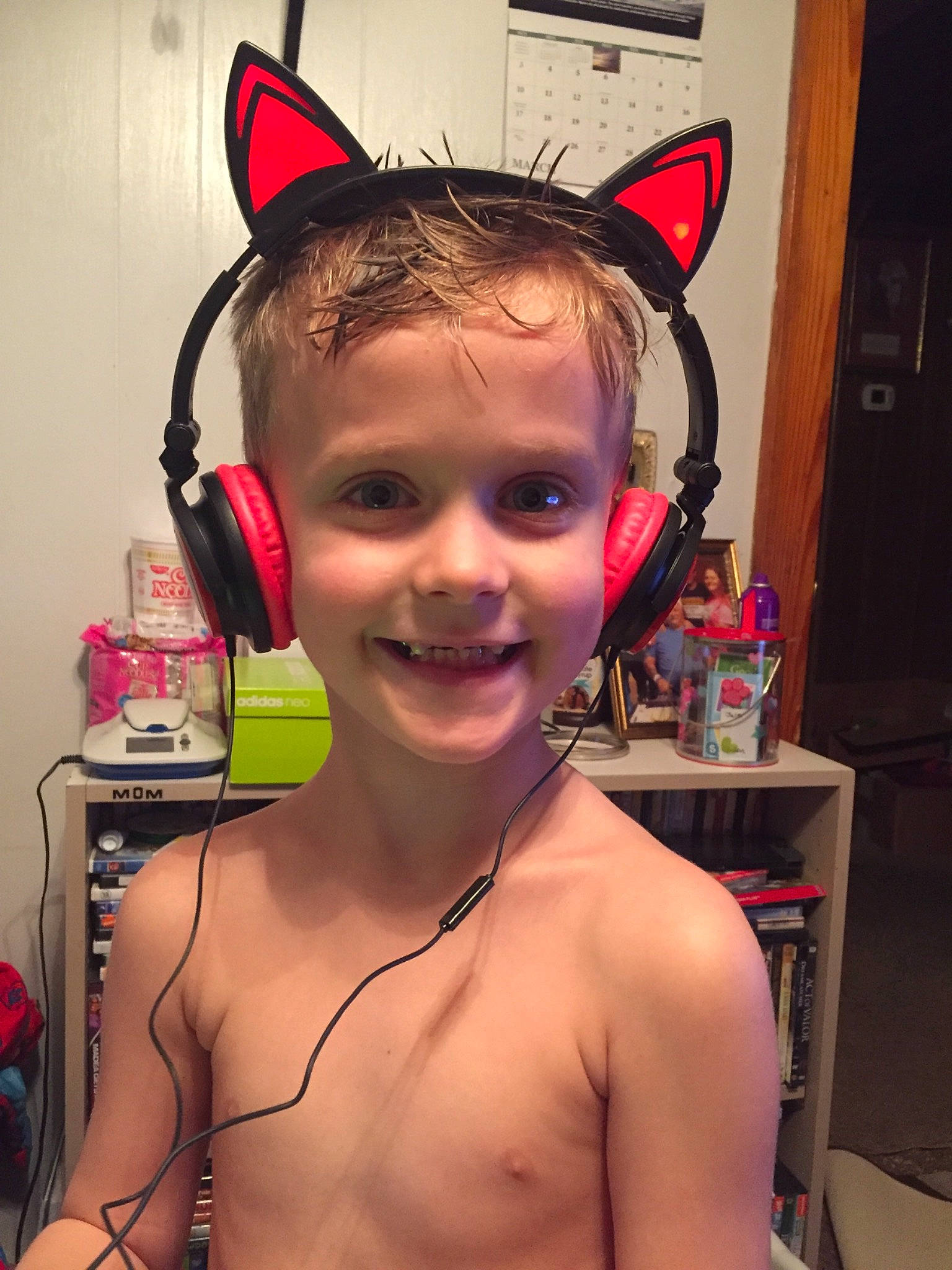 Jase is registered to the contest to win money with this photo: audio_equipment, chest, ear, electronic_device, eye, face, forehead, hair, hairstyle, head, headphones, human_body, joy, lip, male, neck, organ, person, pigtail, pink