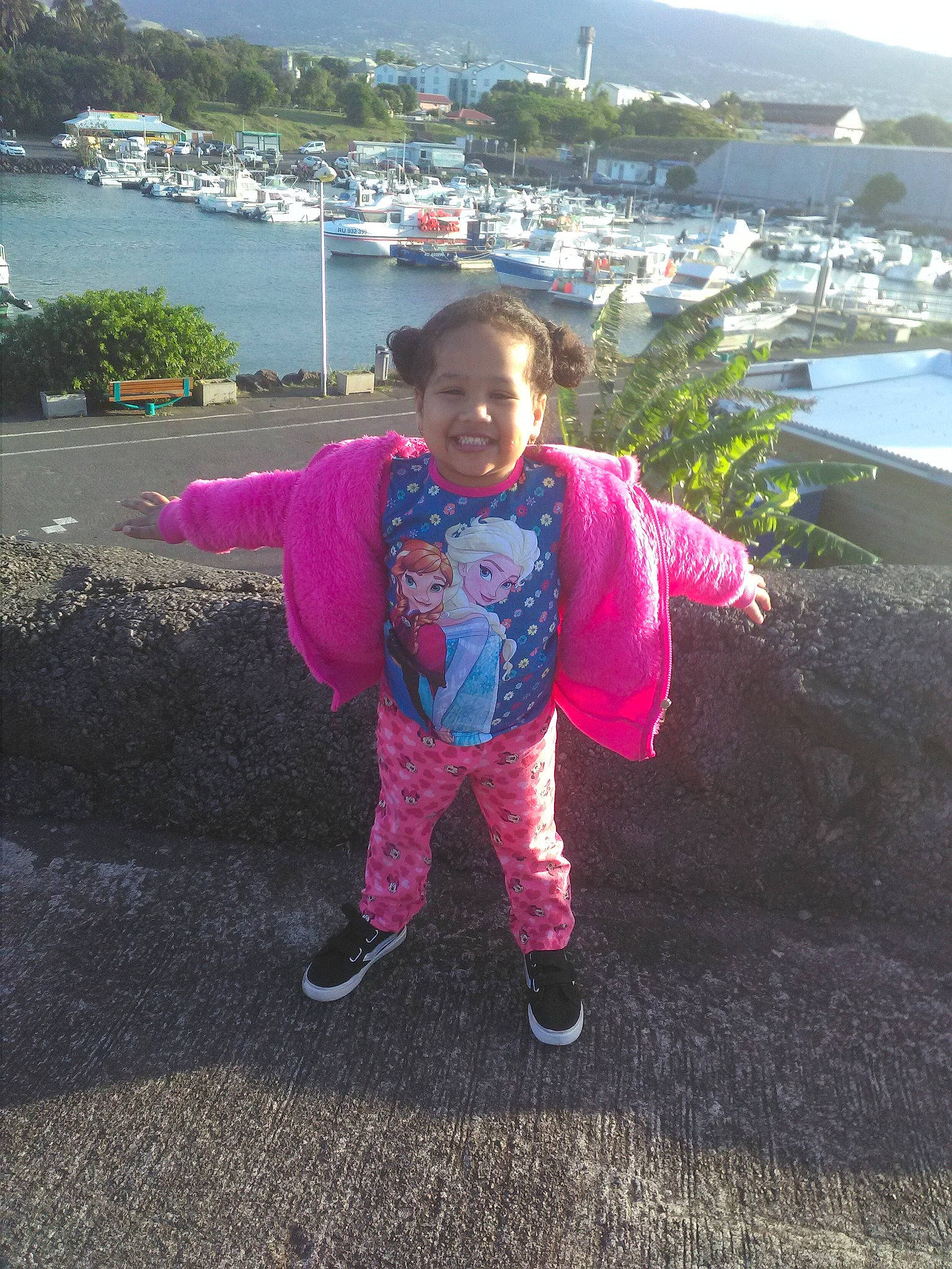 Yaëlle a rejoint le concours — aidez-le/la à gagner de superbes lots ! beach, child, day, fun, girl, joy, leisure, magenta, person, pink, purple, recreation, summer, toddler, tourism, travel, tree, vacation, water