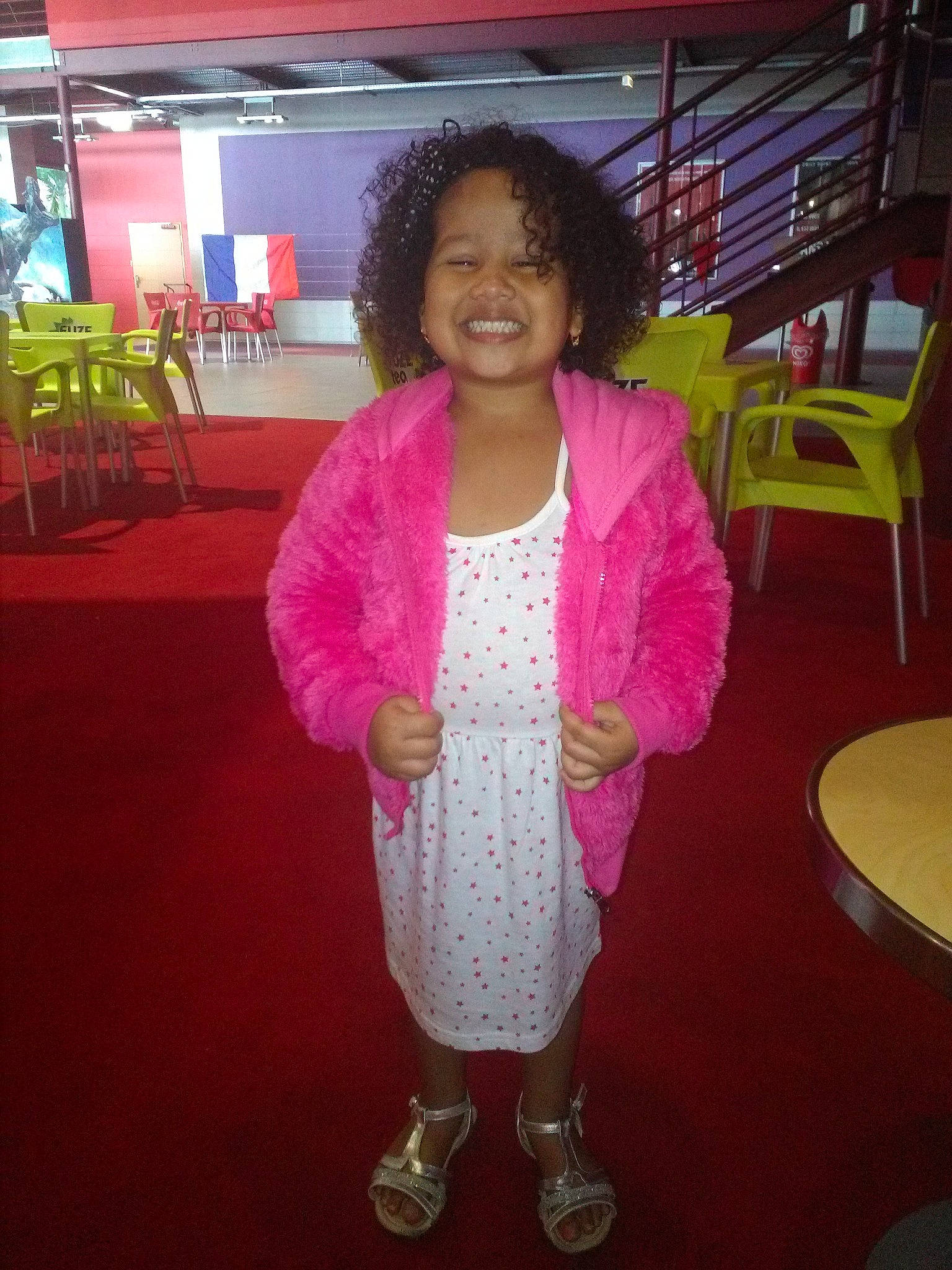 Yaëlle a rejoint le concours — aidez-le/la à gagner de superbes lots ! child, cool, day, flooring, fun, girl, joy, magenta, outerwear, person, pink, product, smile, snapshot, textile, toddler
