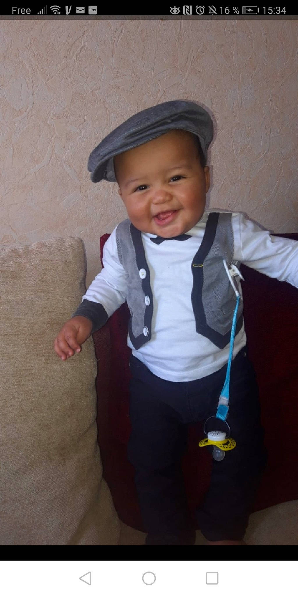 Tayron a rejoint le concours — aidez-le/la à gagner de superbes lots ! baby, baby_toddler_clothing, cap, child, collar, electric_blue, fashion_accessory, formal_wear, fun, gesture, happy, hat, headwear, person, room, sleeve, smile, sweatpant, t_shirt, thumb