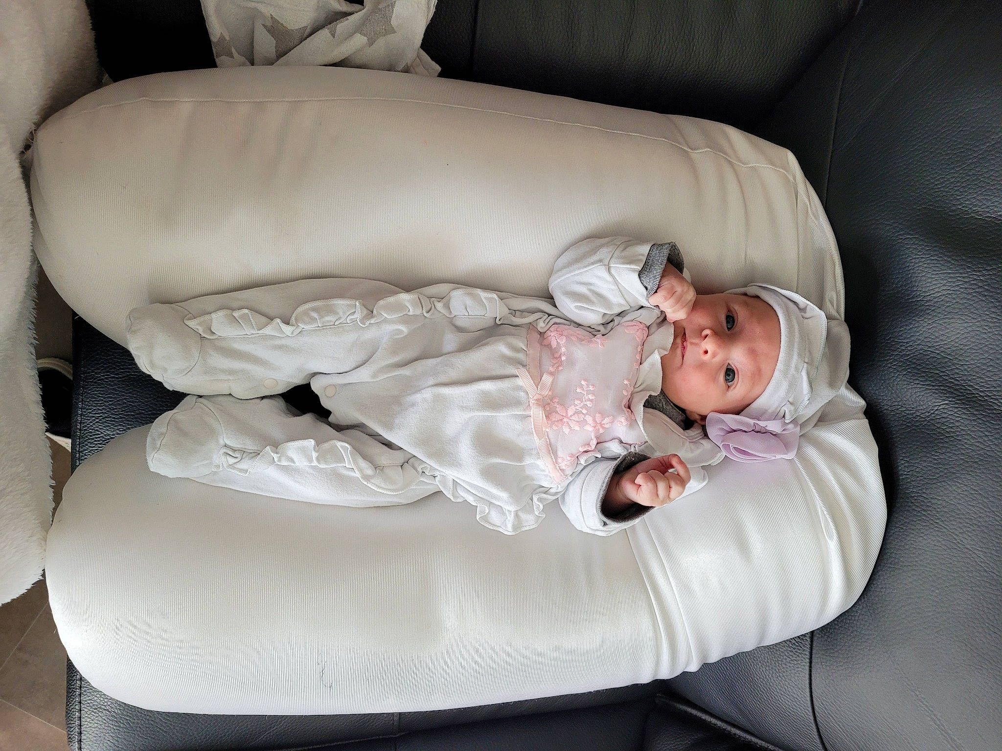 Clarysse a rejoint le concours — aidez-le/la à gagner de superbes lots ! baby, baby_products, baby_safety, baby_sleeping, baby_toddler_clothing, chair, child, comfort, couch, furniture, headwear, lap, leg, linens, nap, person, product, recliner, room, sitting