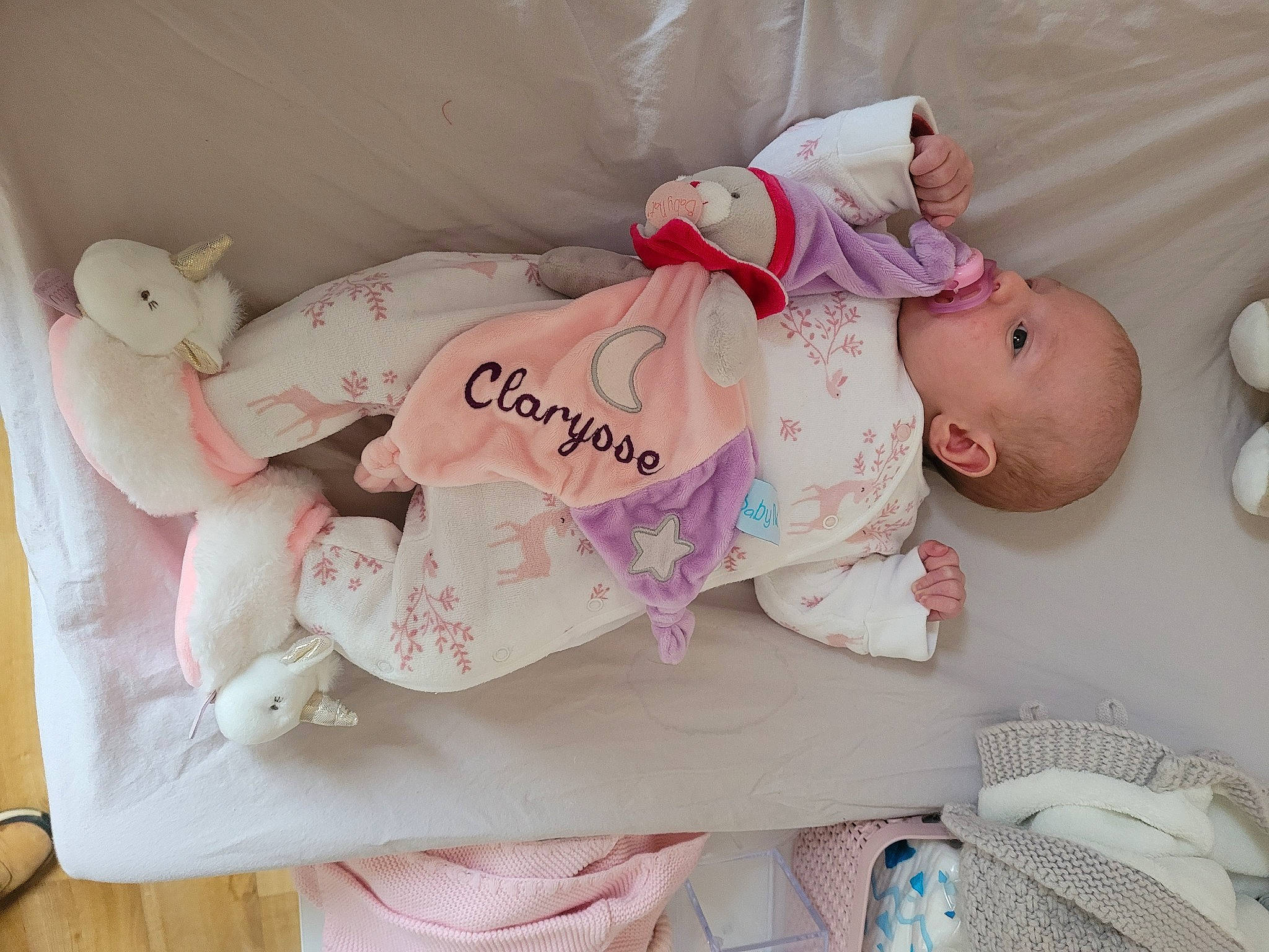 Clarysse a rejoint le concours — aidez-le/la à gagner de superbes lots ! baby, baby_products, baby_sleeping, baby_toddler_clothing, baby_toys, bed, bedding, carmine, child, comfort, hand, linens, pattern, person, pink, product, room, teddy_bear, textile, toddler