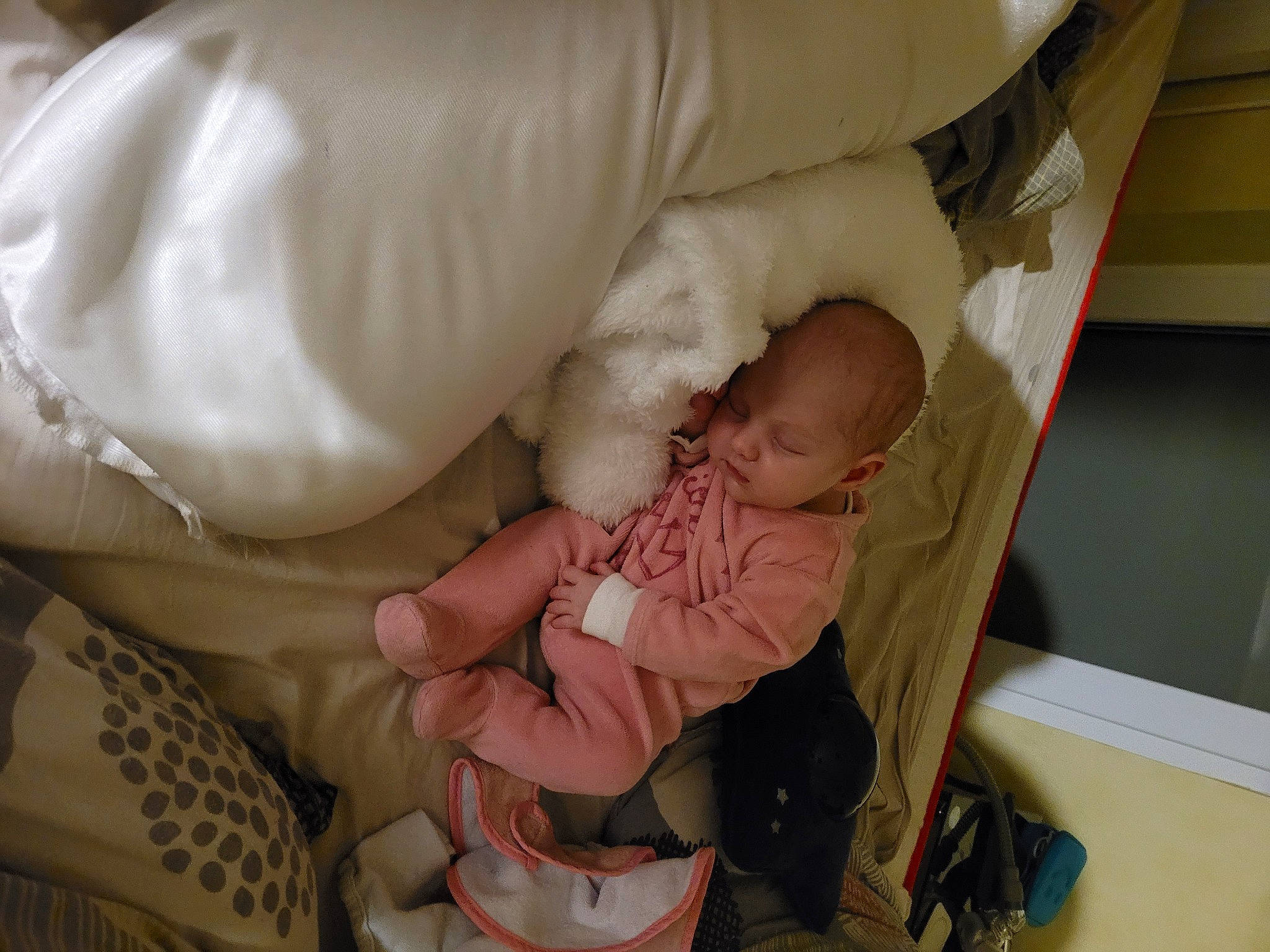 Clarysse participe au concours pour gagner de l'argent avec cette photo : baby, baby_products, baby_safety, baby_toddler_clothing, bedding, cheek, child, comfort, finger, foot, human_body, leg, linens, nail, person, room, sitting, sleep, sock, thumb