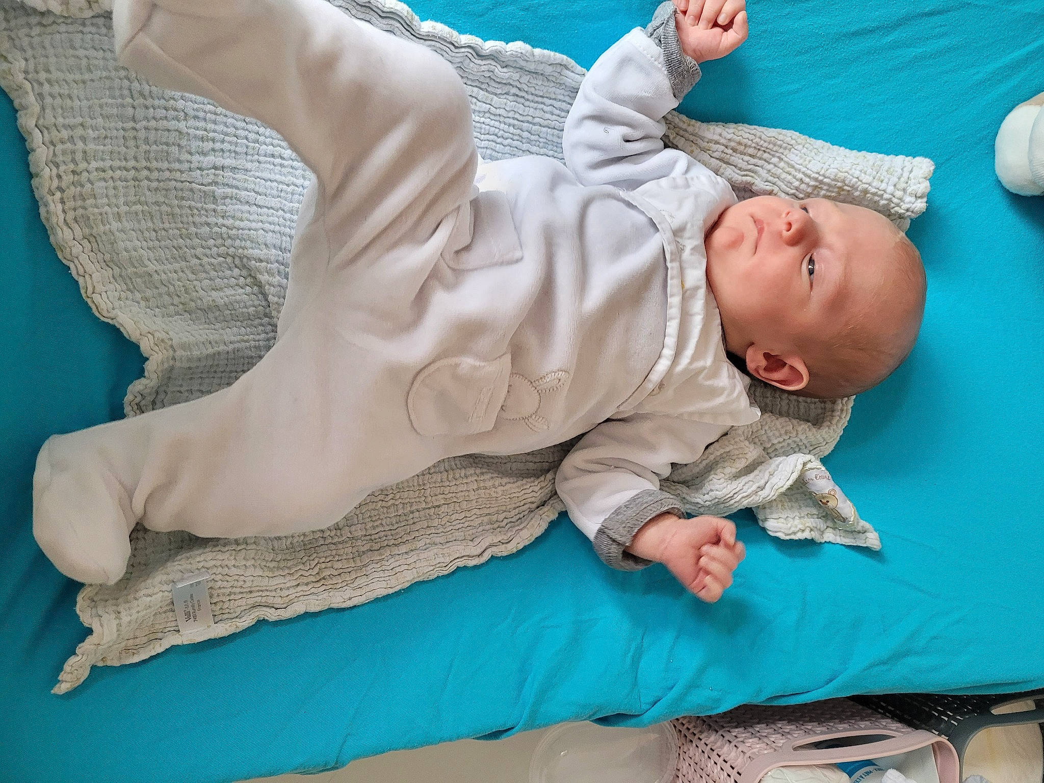 Clarysse a rejoint le concours — aidez-le/la à gagner de superbes lots ! baby, barefoot, blue, child, comfort, elbow, flooring, foot, gesture, human_leg, joint, knee, leisure, linens, person, sitting, sleeve, thigh, thumb, toddler