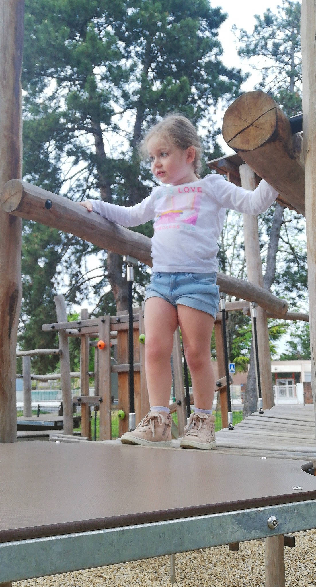 Emmy participe au concours pour gagner de l'argent avec cette photo : ball, basketball, basketball_hoop, child, chute, city, fun, happy, leisure, net, outdoor_play_equipment, person, play, playground, recreation, shorts, sports_equipment, streetball, thigh, toddler