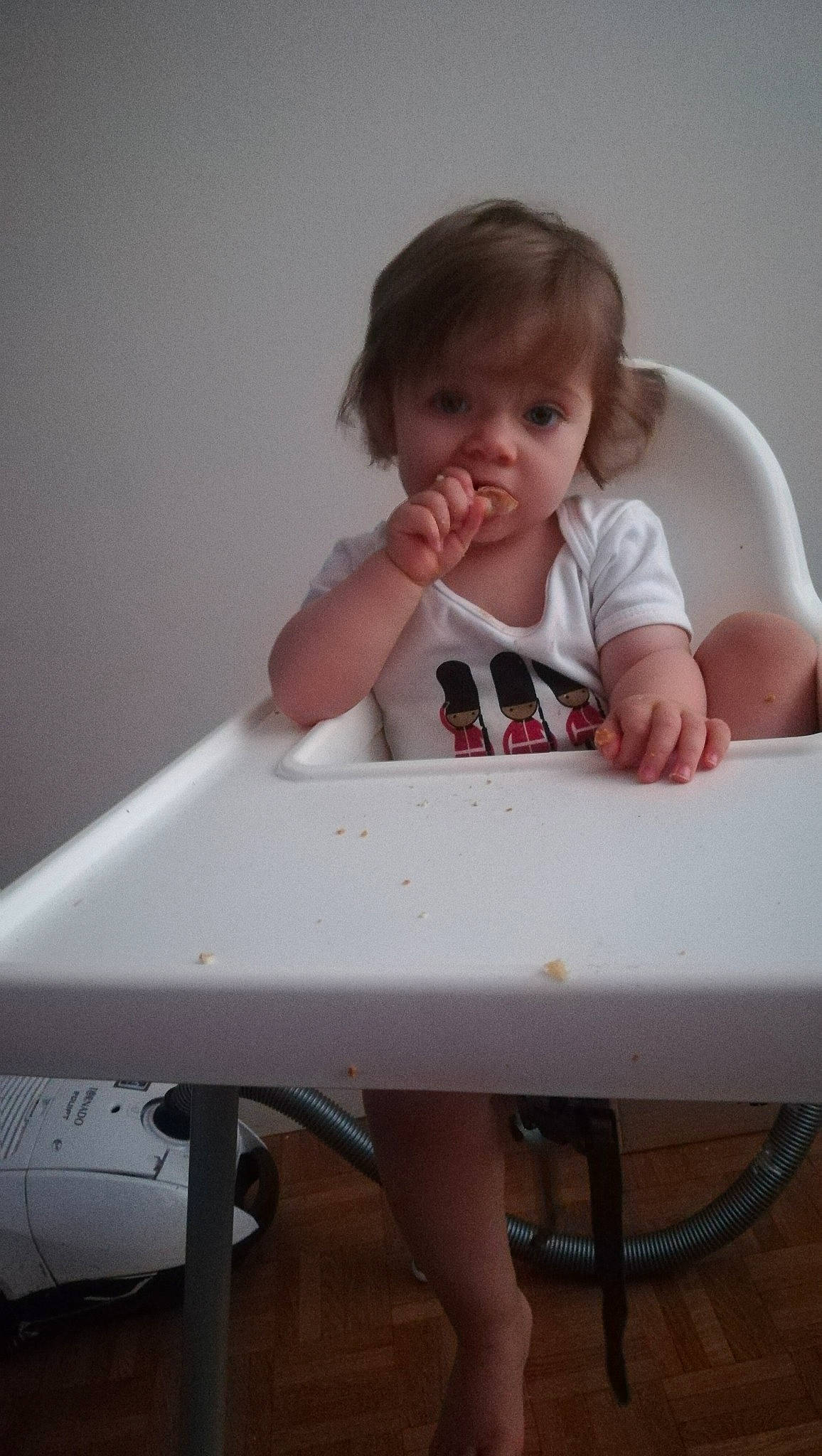 Emmy a rejoint le concours — aidez-le/la à gagner de superbes lots ! baby, baby_toddler_clothing, bench, chair, child, desk, fun, hair, hand, happy, head, human_body, leg, person, play, sitting, sleeve, t_shirt, table, toddler