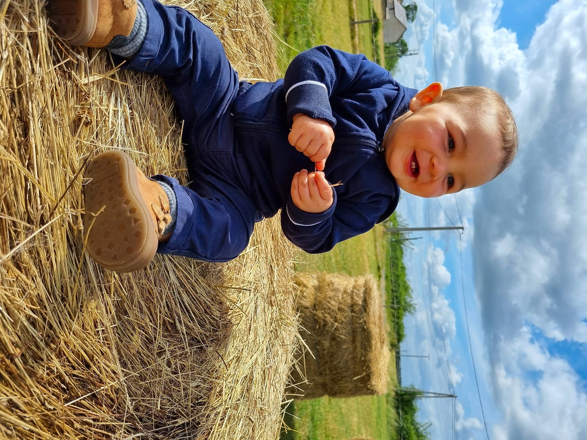 Léandre a rejoint le concours — aidez-le/la à gagner de superbes lots ! agriculture, baby, child, cloud, field, fun, gesture, grass, grass_family, grassland, happy, hay, leisure, people_in_nature, person, plant, prairie, sky, smile, soil