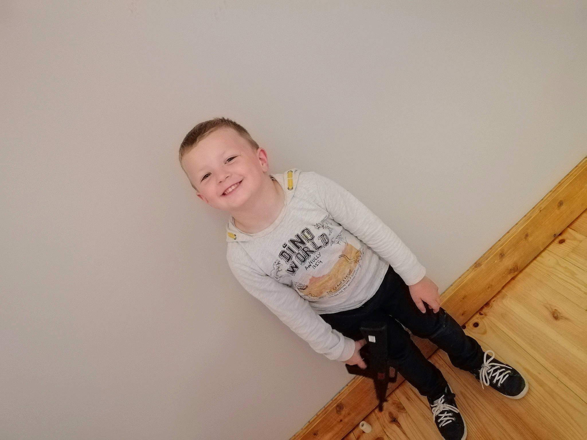 Enzo participe au concours pour gagner de l'argent avec cette photo : arm, balance, elbow, floor, flooring, hardwood, joint, joy, knee, laminate_flooring, leg, person, plaster, shoulder, t_shirt, trunk, wood, wood_flooring