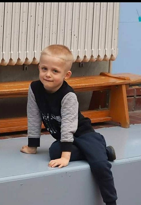 Ilenzo a rejoint le concours — aidez-le/la à gagner de superbes lots ! baby_toddler_clothing, child, comfort, composite_material, flooring, fun, happy, hardwood, joy, knee, person, plywood, room, shorts, sitting, sleeve, smile, t_shirt, toddler, varnish