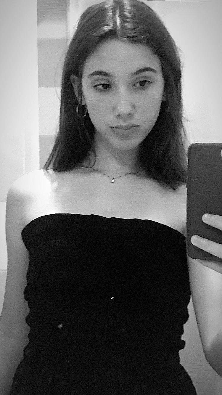 Gabrielle participe au concours pour gagner de l'argent avec cette photo : black, black_and_white, eye, eyebrow, eyelash, face, flash_photography, hair, hairstyle, joint, lip, neck, organ, person, photograph, shoulder, skin, sleeve, standing, waist