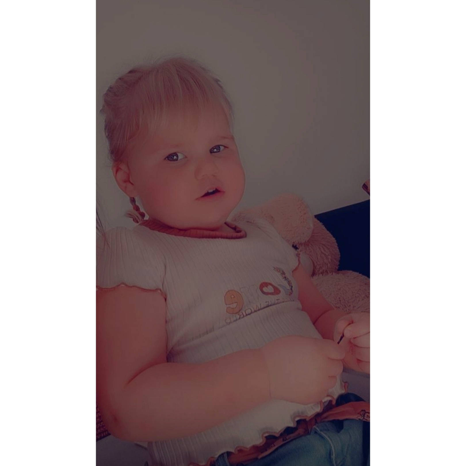 Kelia a rejoint le concours — aidez-le/la à gagner de superbes lots ! art, baby, baby_products, baby_sleeping, baby_toddler_clothing, cheek, child, comfort, eyelash, gesture, happy, linens, magenta, person, photo_caption, portrait, portrait_photography, sitting, sleeve, t_shirt