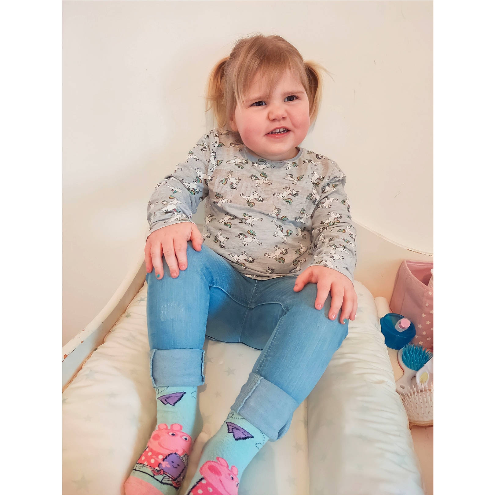 Kelia a rejoint le concours — aidez-le/la à gagner de superbes lots ! arm, baby_toddler_clothing, comfort, elbow, electric_blue, foot, human_body, human_leg, knee, leg, pattern, person, pink, sitting, sleeve, smile, sock, t_shirt, thigh, toddler
