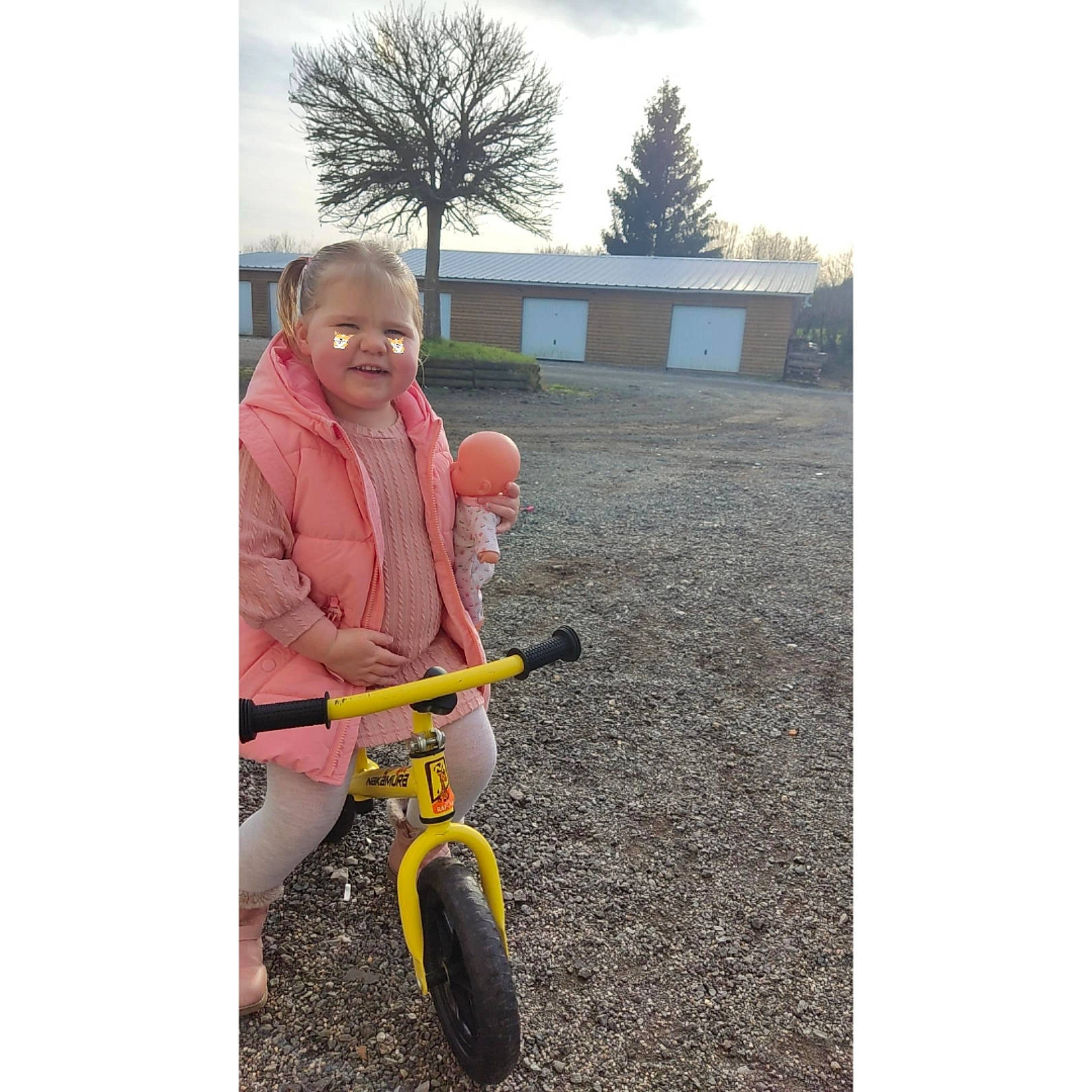 Kelia participe au concours pour gagner de l'argent avec cette photo : asphalt, automotive_tire, bicycle, bicycle_accessory, bicycle_fork, bicycle_frame, bicycle_handlebar, bicycle_tire, bicycle_wheel, bicycles_equipment_and_supplies, cycling, happy, joy, motor_vehicle, people_in_nature, person, recreation, rolling, sky, tire
