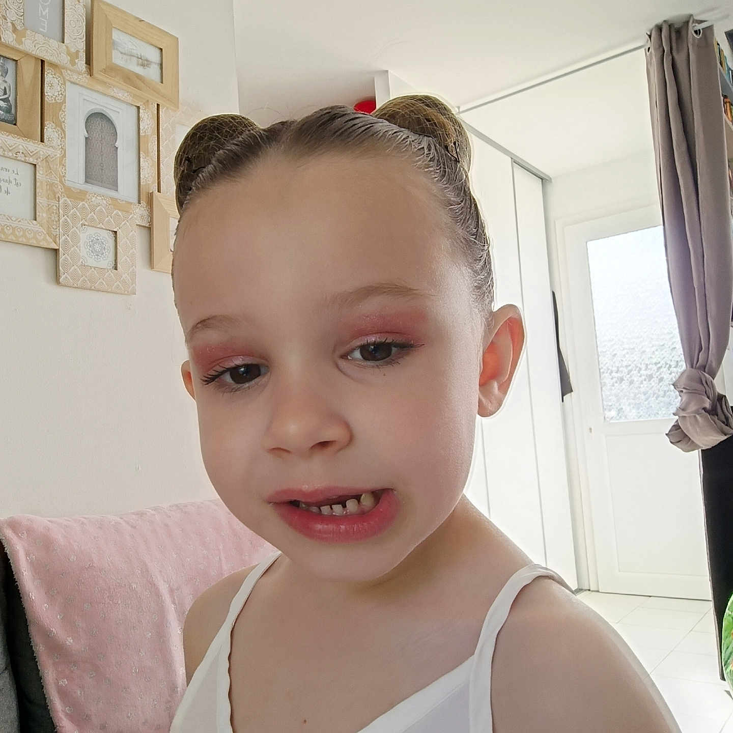 Roze participe au concours pour gagner de l'argent avec cette photo : architecture, bodypart, building, child, clothing, couch, face, female, finger, furniture, girl, hand, head, homedecor, indoors, livingroom, person, photography, portrait, room