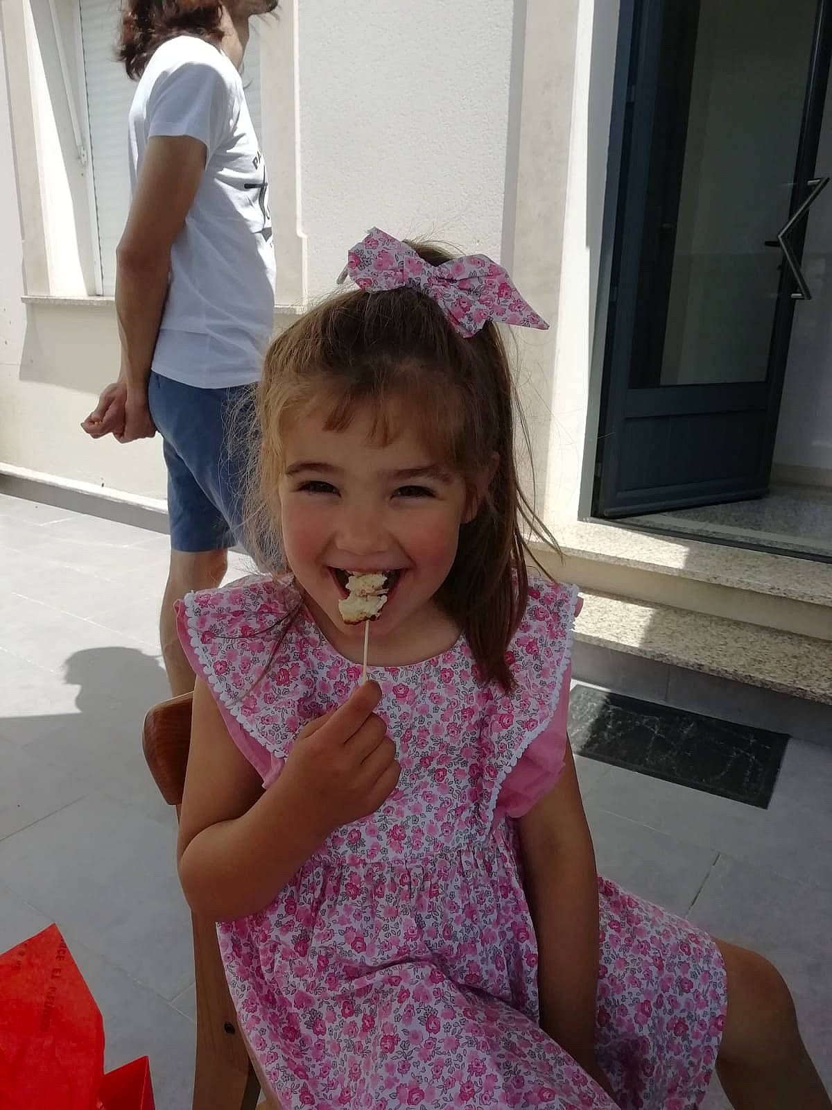 Chloé participe au concours pour gagner de l'argent avec cette photo : arm, dress, facial_expression, finger, fun, gesture, hair, hairstyle, happy, head, joint, joy, mouth, neck, organ, person, pink, shoulder, skin, smile