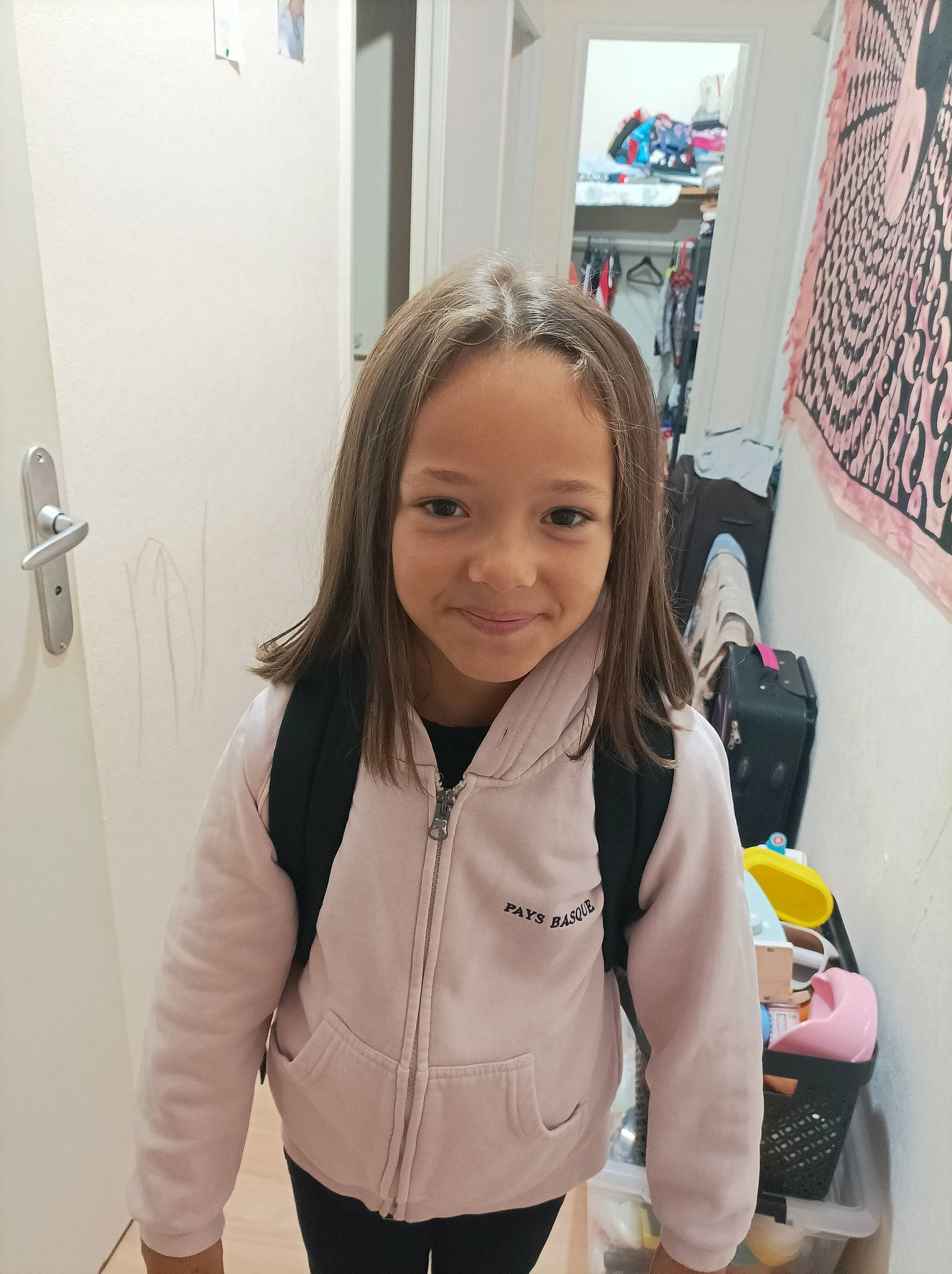 Ashley participe au concours pour gagner de l'argent avec cette photo : arm, backpack, bag, elbow, fashion_accessory, fashion_design, fun, gesture, happy, job, joint, joy, luggage_and_bags, neck, person, room, shoulder, sleeve, smile, thumb