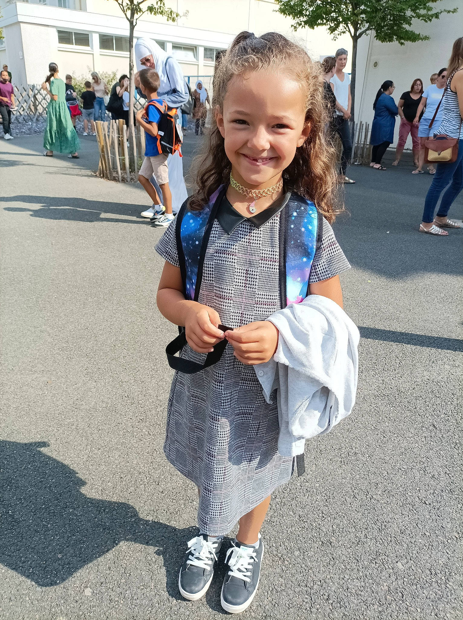 Ashley participe au concours pour gagner de l'argent avec cette photo : asphalt, child, electric_blue, event, fun, gesture, hairstyle, happy, headwear, joy, leisure, pedestrian, person, pole, recreation, road, shoe, smile, sneakers, t_shirt