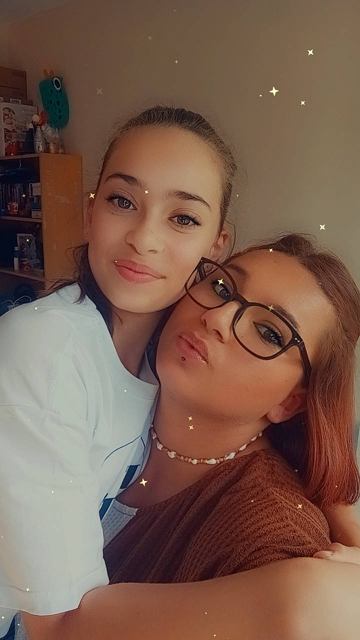 Noemie participe au concours pour gagner de l'argent avec cette photo : cheek, eyebrow, eyelash, eyewear, flash_photography, forehead, fun, gesture, glasses, happy, iris, jaw, joy, lip, lipstick, nose, person, selfie, shelf, skin