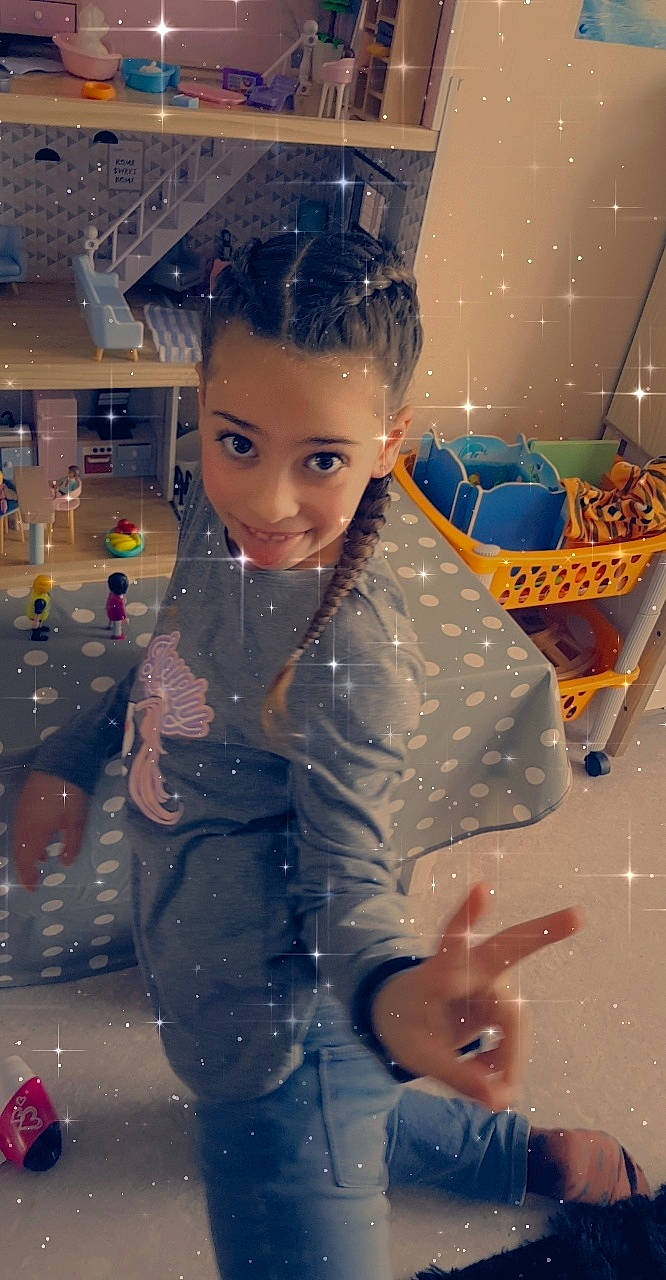 Noemie participe au concours pour gagner de l'argent avec cette photo : blue, cheek, child, cool, doll, electric_blue, event, facial_expression, fashion_design, fun, hairstyle, happy, human, joy, person, sitting, sleeve, space, standing, toddler