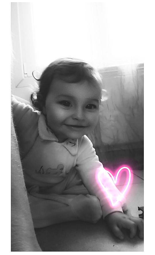 Liya a rejoint le concours — aidez-le/la à gagner de superbes lots ! arm, black_and_white, cheek, child, elbow, electronic_device, finger, flash_photography, gesture, hair, hand, happy, human_body, iris, joy, monochrome, mouth, nose, person, smile