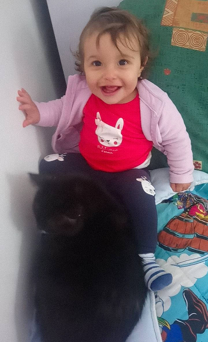 Liya a rejoint le concours — aidez-le/la à gagner de superbes lots ! arm, baby_toddler_clothing, cheek, eye, face, gesture, hair, hairstyle, happy, head, human_body, iris, joy, mammal, person, photograph, pink, skin, sleeve, smile