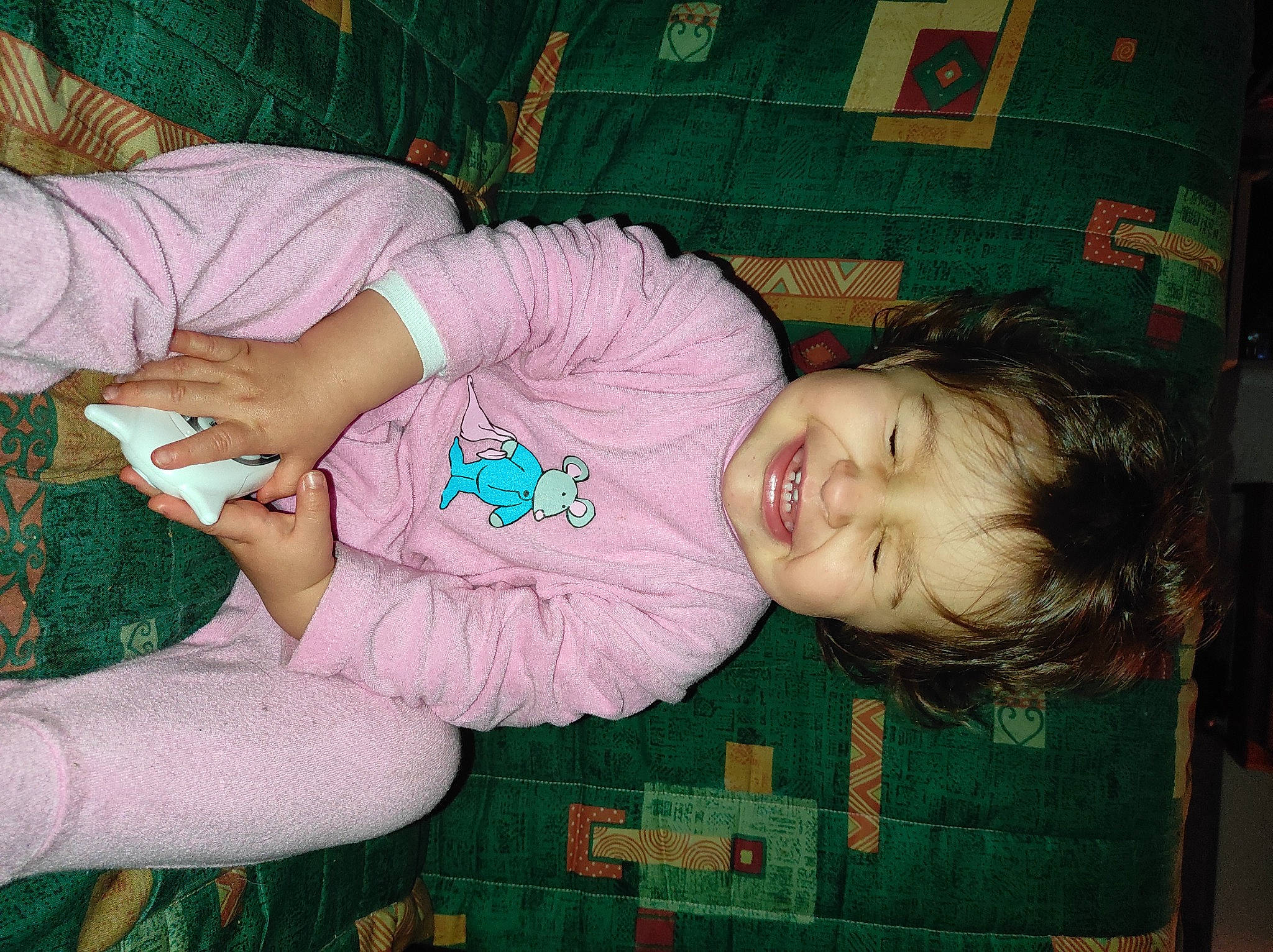 Liya a rejoint le concours — aidez-le/la à gagner de superbes lots ! baby, baby_products, baby_toddler_clothing, cheek, child, comfort, fun, green, human_body, lap, pattern, person, pink, room, sitting, skin, sleep, textile, thumb, toddler