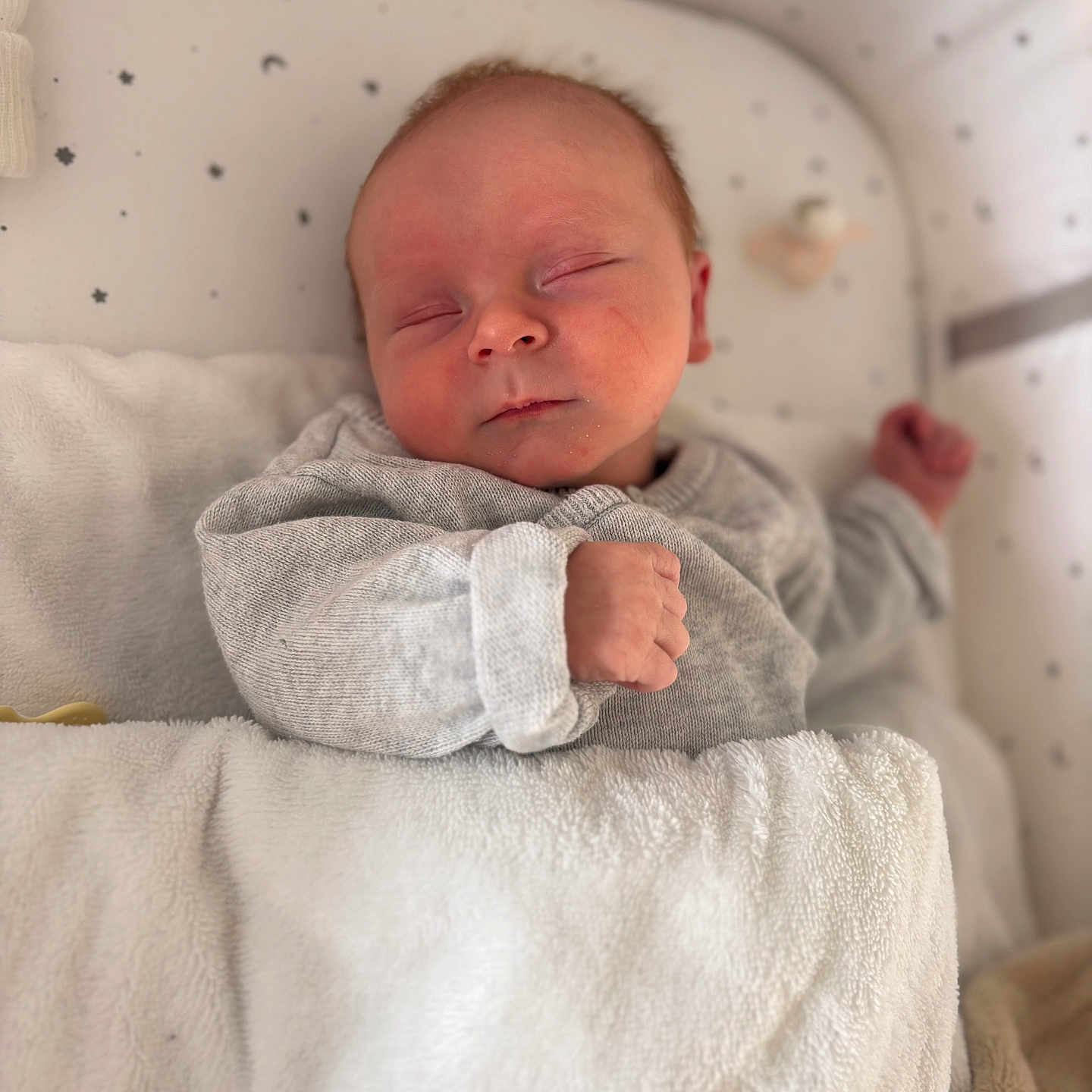 Ysaac participe au concours pour gagner de l'argent avec cette photo : baby, blanket, child, comfort, cozy, crib, cute, face, hand, head, indoor, infant, newborn, pajamas, peaceful, rest, sleep, sleeping, soft, toddler