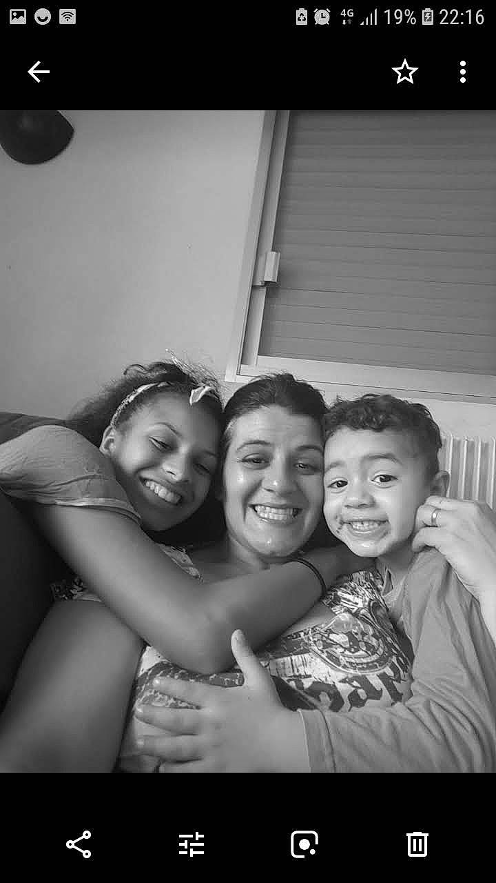 Matthew a rejoint le concours — aidez-le/la à gagner de superbes lots ! black, black_and_white, child, facial_expression, family, friendship, fun, happy, hug, interaction, joy, laugh, love, monochrome, monochrome_photography, people, person, photograph, photography, smile