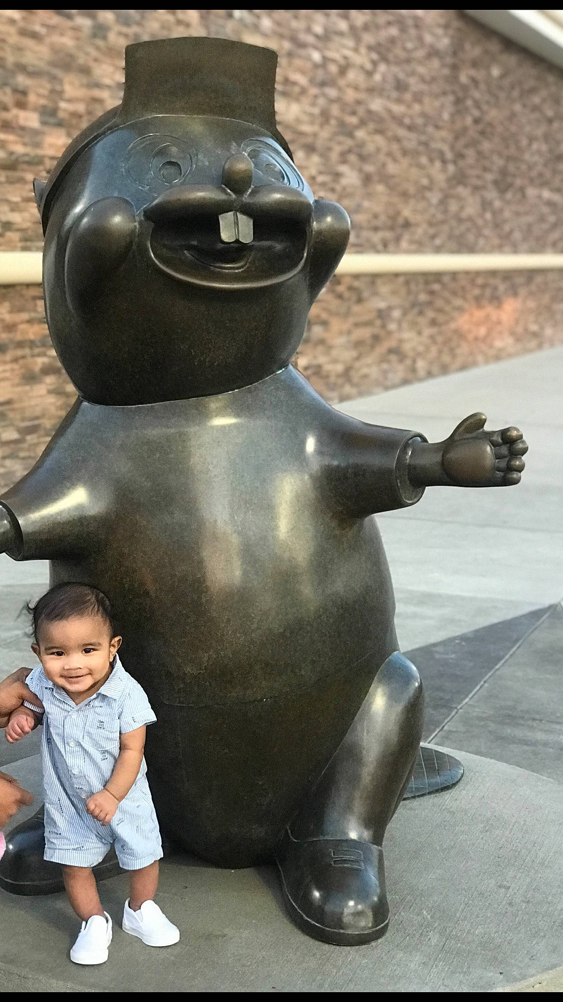 Jiovanni is registered to the contest to win money with this photo: art, bronze, bronze_sculpture, child, joy, metal, nonbuilding_structure, person, sculpture, statue