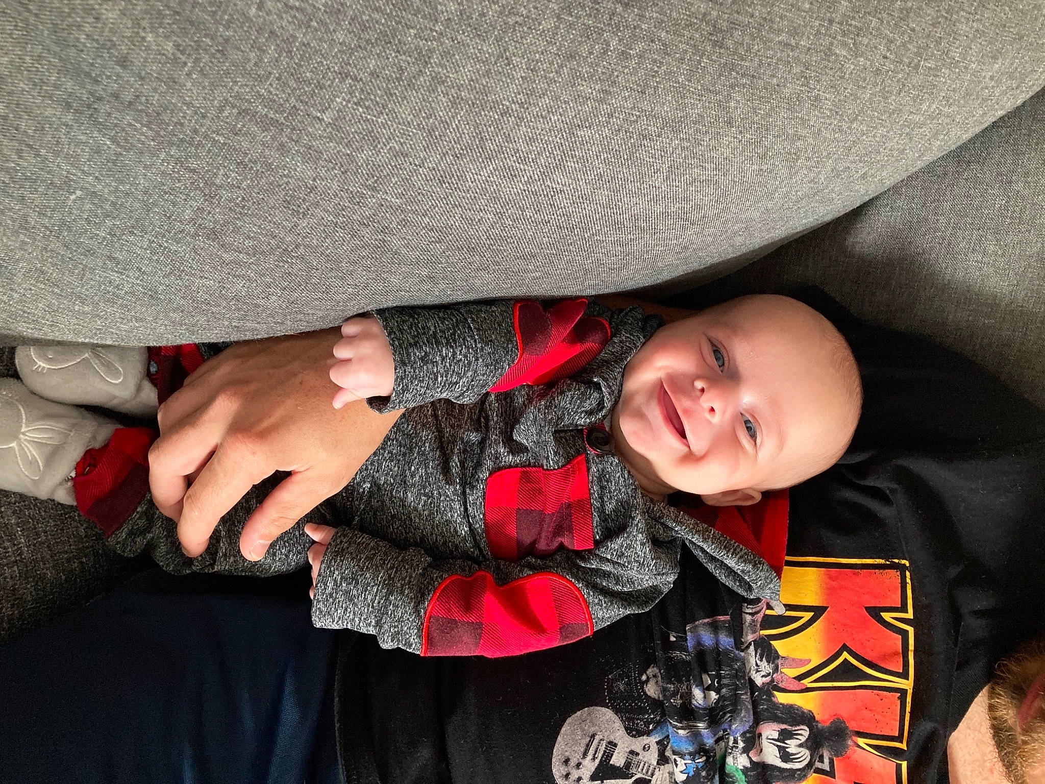 Evan a rejoint le concours — aidez-le/la à gagner de superbes lots ! baby, baby_products, baby_toddler_clothing, comfort, fashion_accessory, finger, flash_photography, gesture, hand, happy, human_body, joy, linens, nail, pattern, person, sitting, sleeve, smile, textile