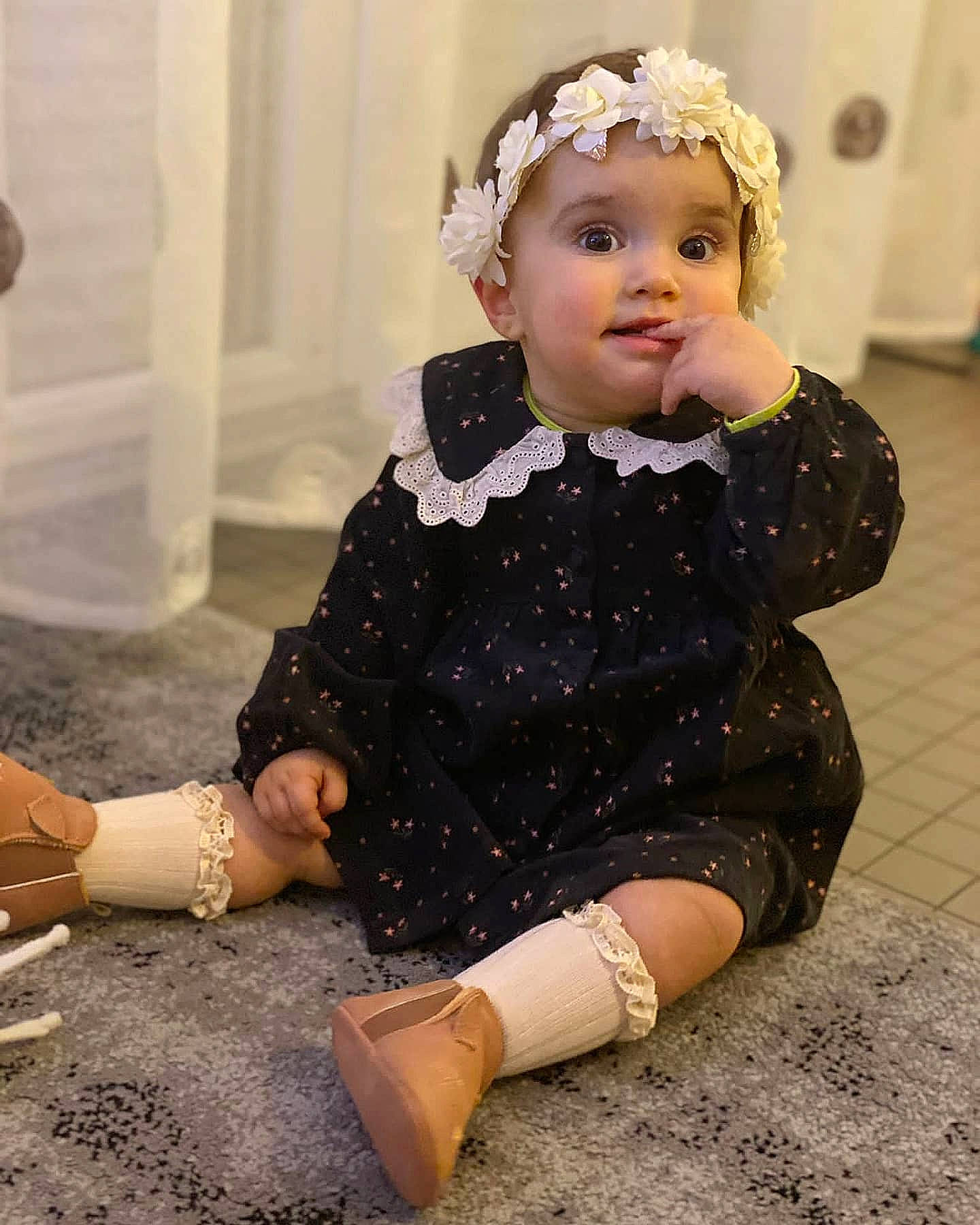 Ester participe au concours pour gagner de l'argent avec cette photo : baby_toddler_clothing, beauty, blond, child, cool, embellishment, fashion, fashion_design, flooring, happy, hat, headwear, human, human_leg, iris, jewellery, pattern, people, person, skin