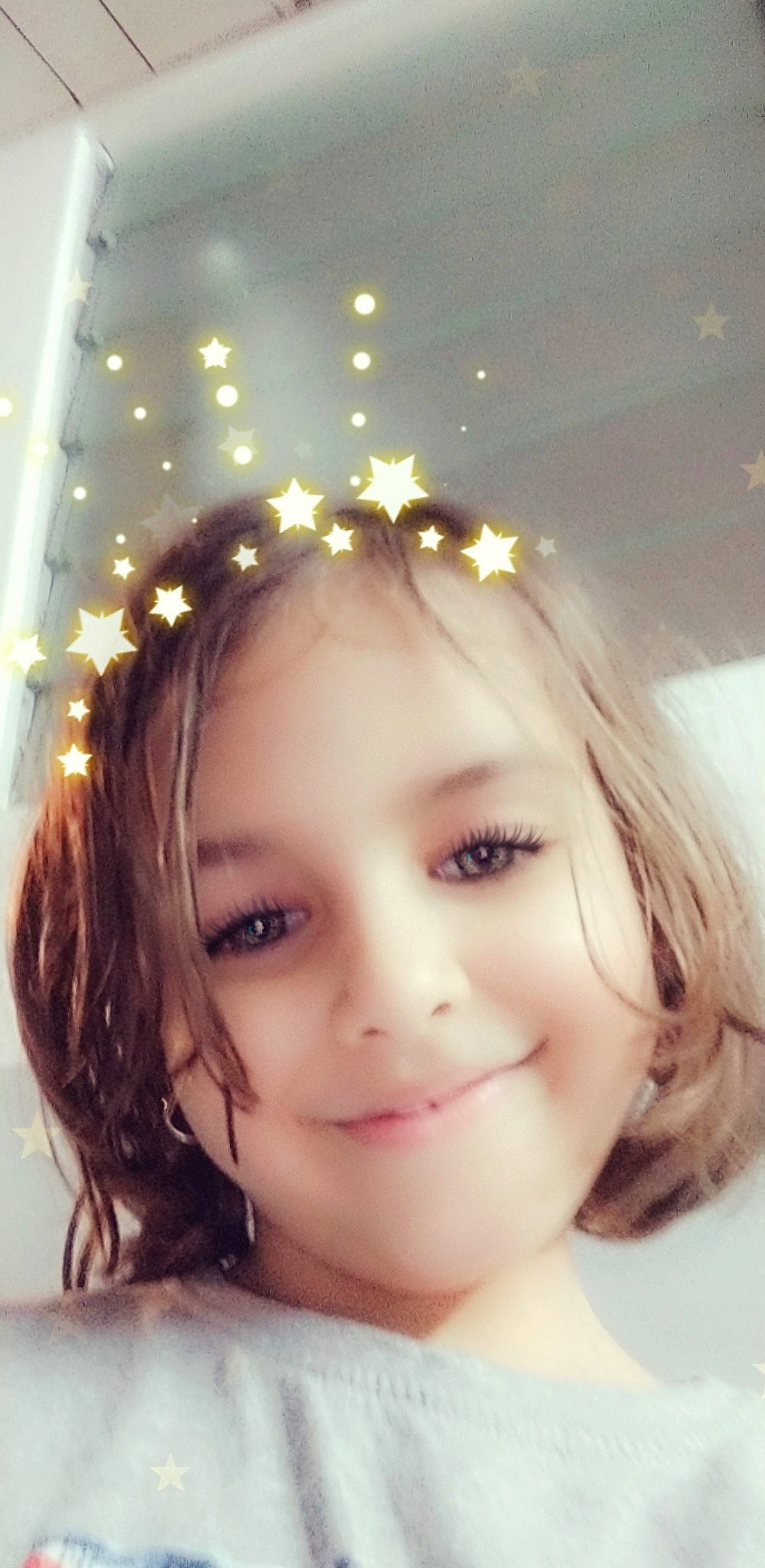 Inès a rejoint le concours — aidez-le/la à gagner de superbes lots ! beauty, brown_hair, cheek, chin, crown, eye, eyebrow, face, forehead, hair, hair_accessory, hairstyle, head, headgear, headpiece, joy, lip, long_hair, nose, person