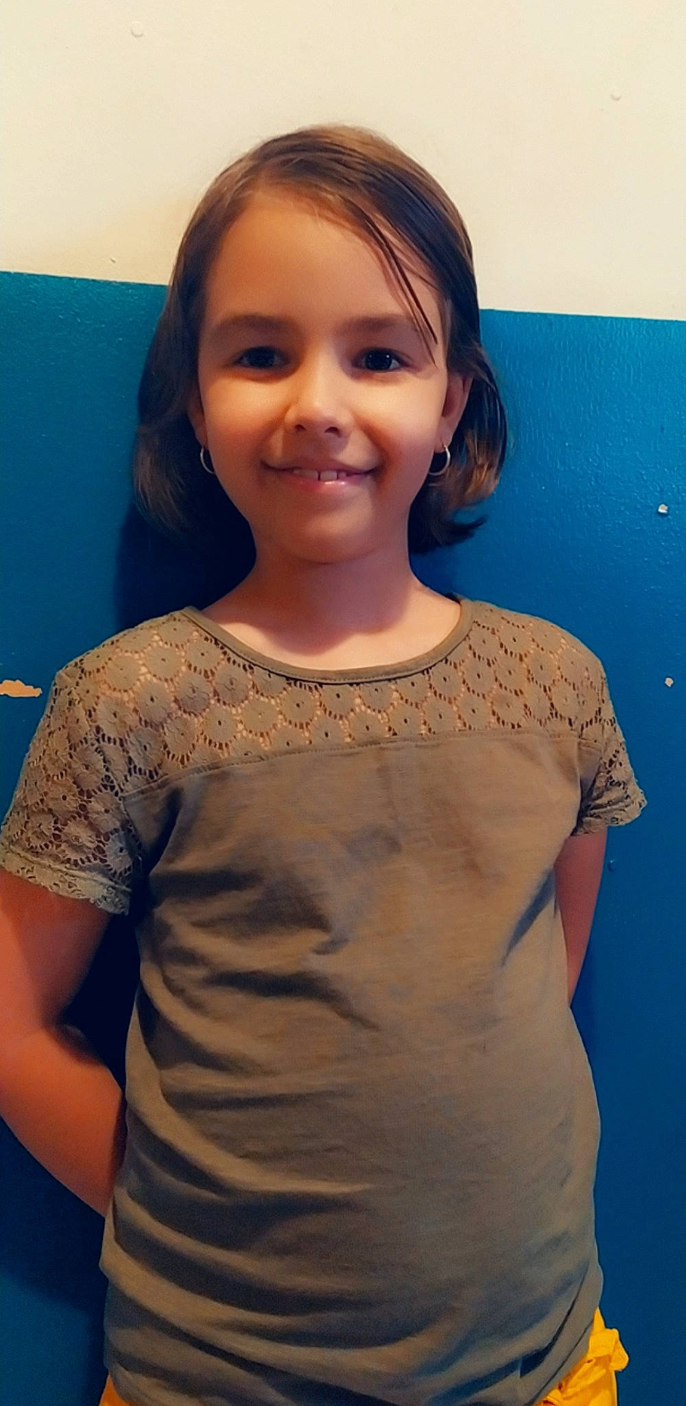 Inès participe au concours pour gagner de l'argent avec cette photo : arm, chest, chin, joy, neck, person, shoulder, smile, t_shirt