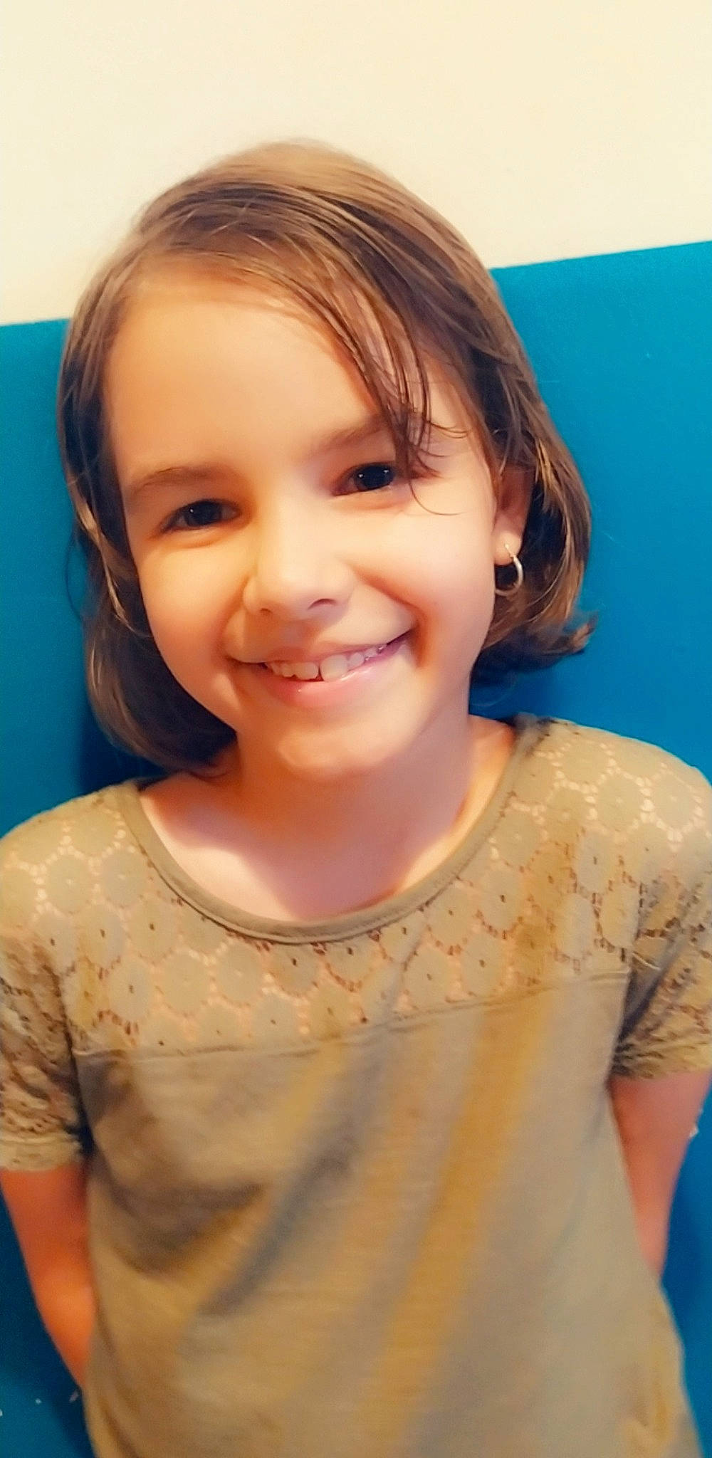 Inès participe au concours pour gagner de l'argent avec cette photo : cheek, child, child_model, chin, eye, eyebrow, face, facial_expression, forehead, fun, hair, hairstyle, happy, head, joy, lip, mouth, nose, person, skin