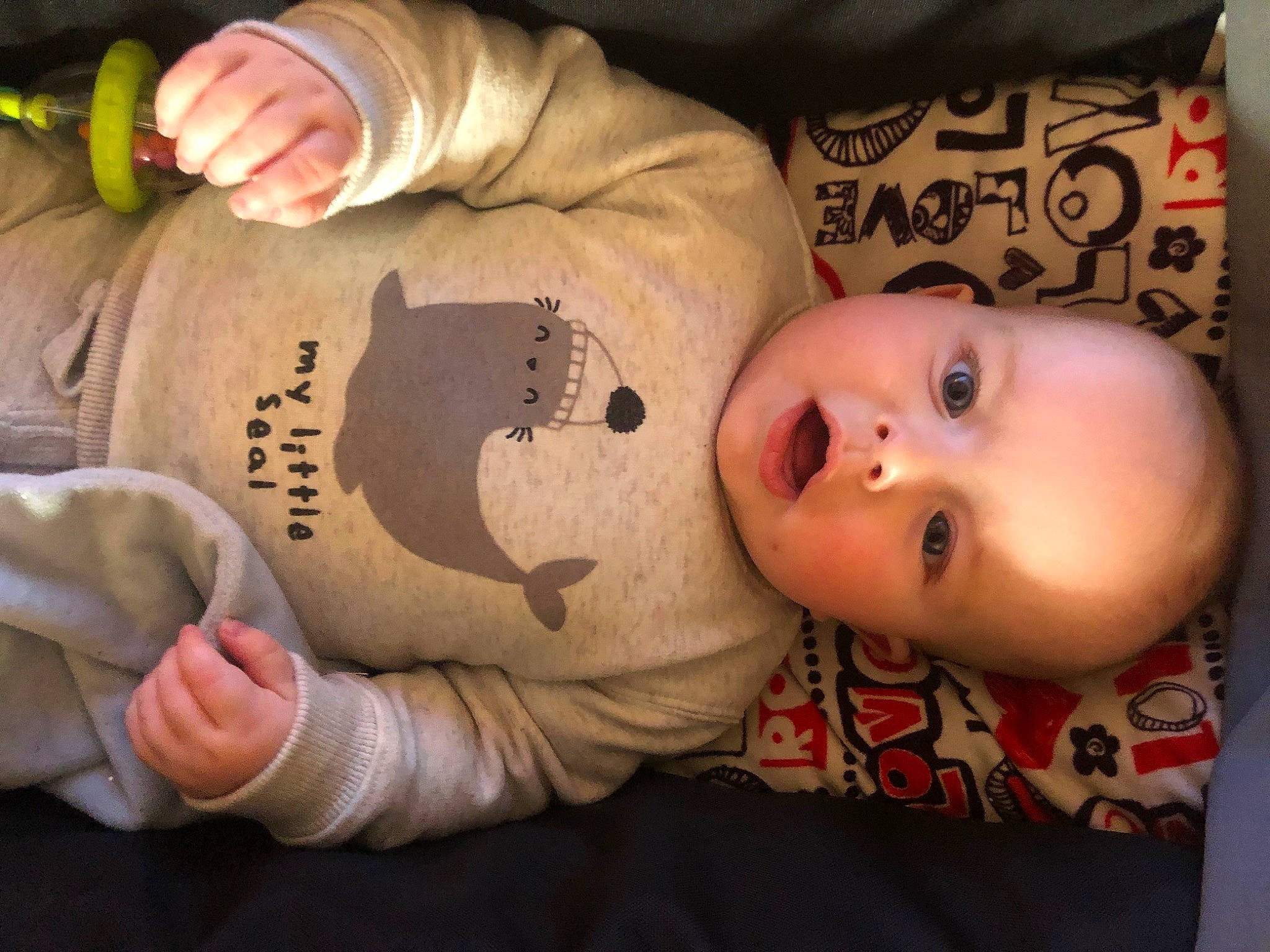 Azaël participe au concours pour gagner de l'argent avec cette photo : baby, baby_toddler_clothing, bottle, cheek, child, comfort, elbow, finger, hand, mouth, nail, nose, person, room, sitting, skin, sleeve, thumb, toddler, wood