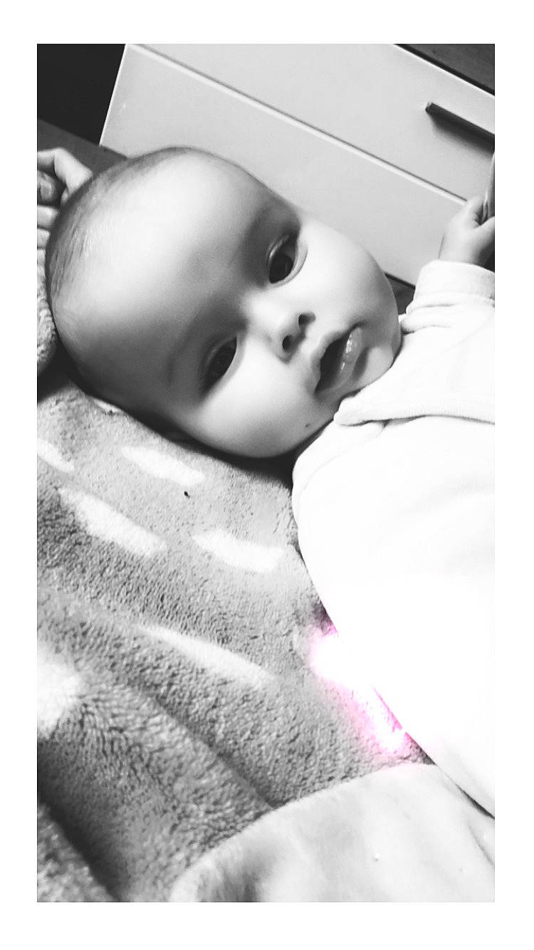 Azaël a rejoint le concours — aidez-le/la à gagner de superbes lots ! baby, black_and_white, cheek, comfort, eye, eyebrow, eyelash, flash_photography, happy, iris, lip, monochrome, monochrome_photography, mouth, nose, person, photograph, skin, style, toddler