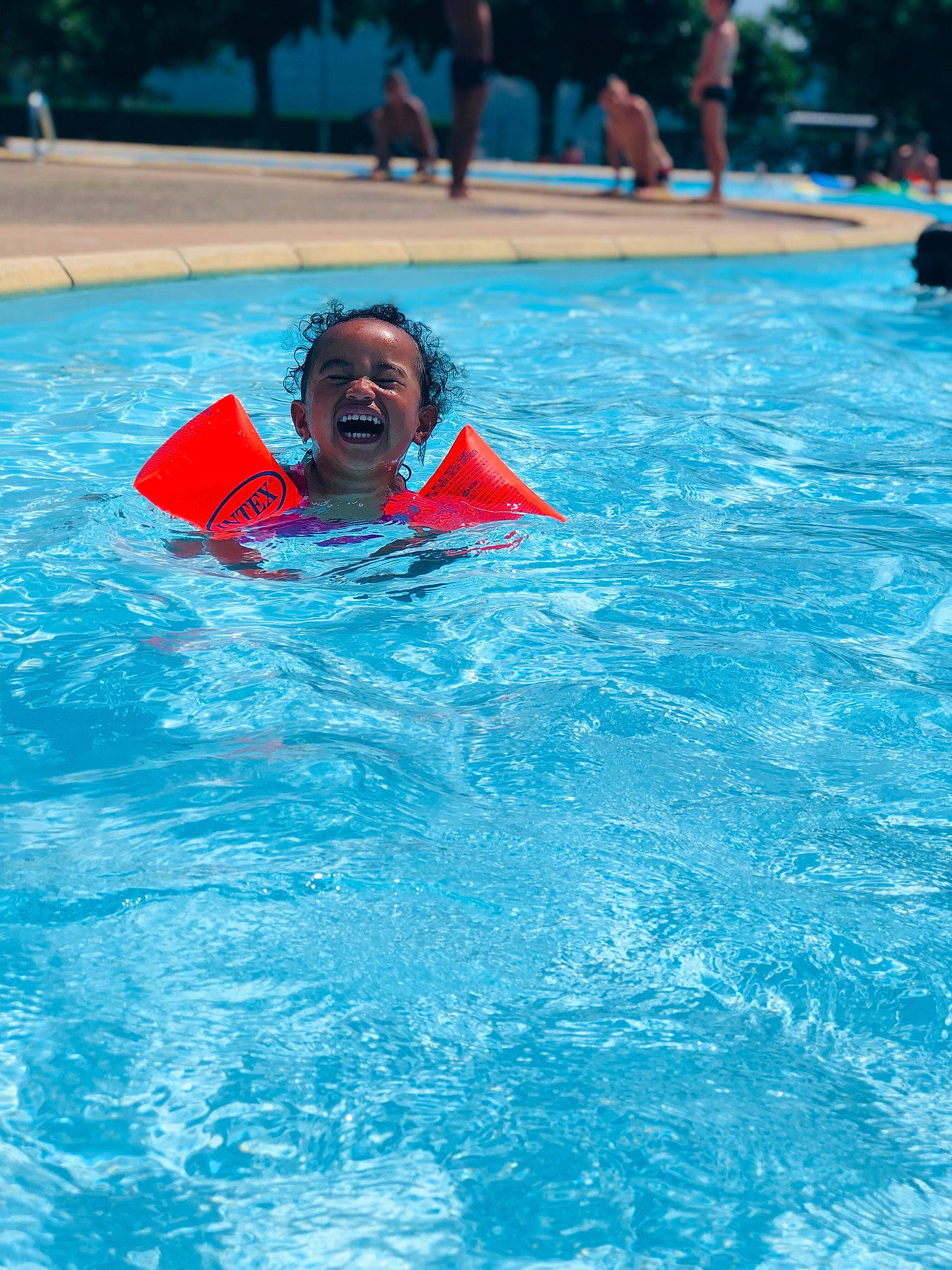 Mylensia participe au concours pour gagner de l'argent avec cette photo : bathing, electric_blue, fun, goggles, happy, hat, individual_sports, leisure, leisure_centre, nonbuilding_structure, person, personal_protective_equipment, recreation, smile, sports, swimmer, swimming_pool, vacation, water, water_park