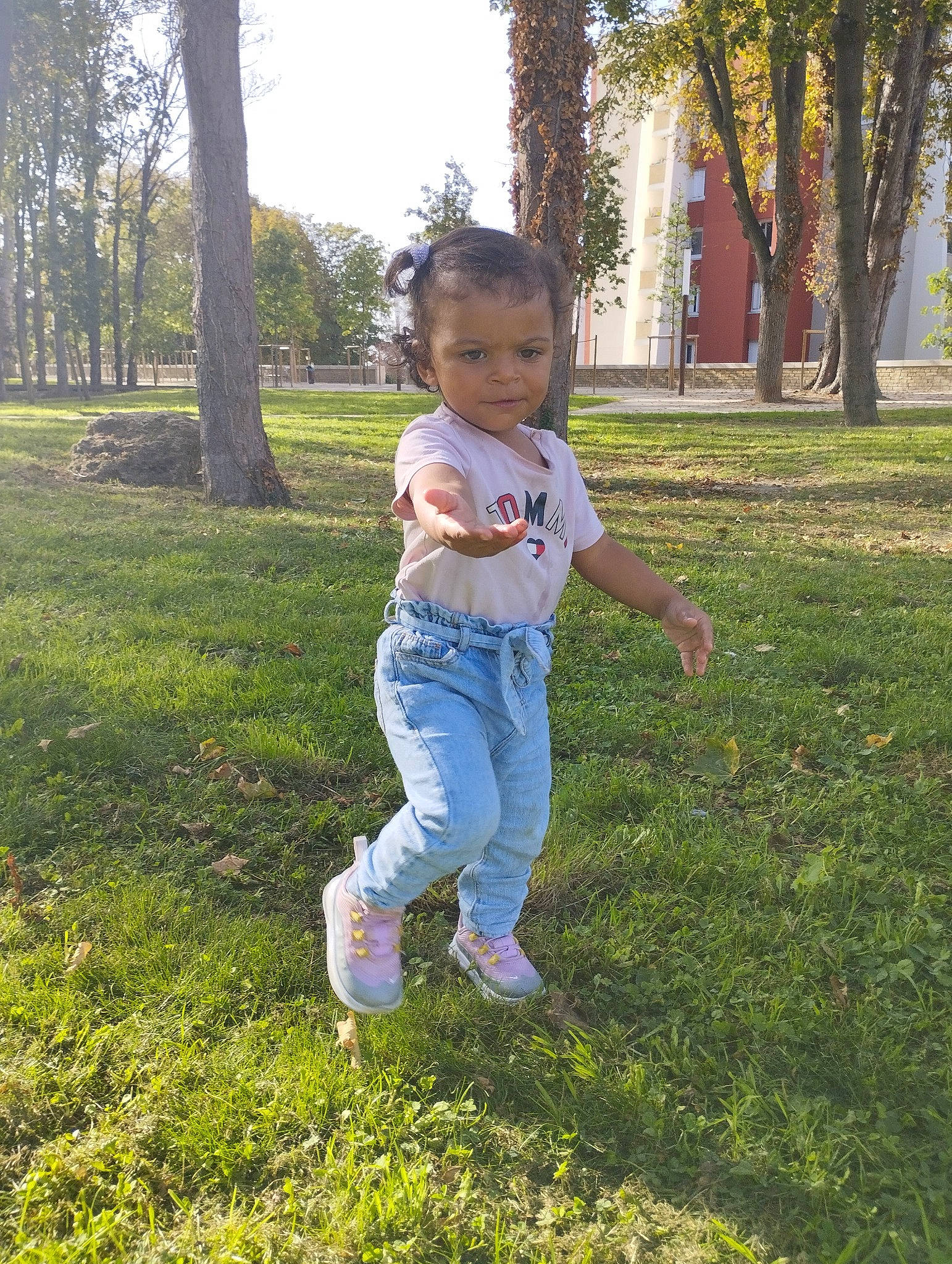 Ester a rejoint le concours — aidez-le/la à gagner de superbes lots ! baby, baby_toddler_clothing, fun, gesture, grass, grass_family, grassland, groundcover, happy, lawn, leisure, meadow, people_in_nature, person, plant, recreation, sky, summer, sunlight, toddler