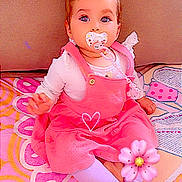 Kayssi a rejoint le concours — aidez-le/la à gagner de superbes lots ! baby, pacifier, pink_dress, tights, sitting, blanket, patterned_blanket, child, indoors, cute, heart_doodle, flower_emoji, blue_eyes, short_hair, infant, playful, colorful, soft_toys, baby_girl, portrait