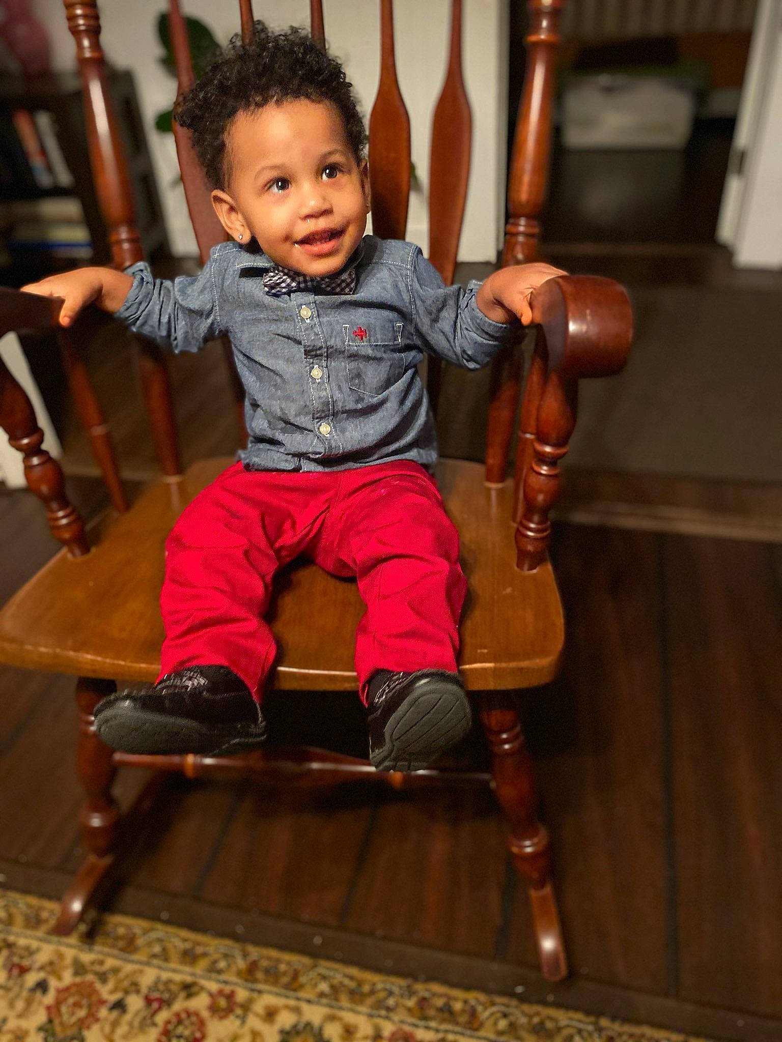 Kaisen is registered to the contest to win money with this photo: chair, cheek, child, fun, furniture, person, shoe, sitting, skin, smile, toddler