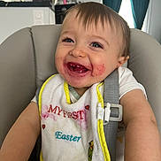 Elio a rejoint le concours — aidez-le/la à gagner de superbes lots ! baby, bib, celebration, child, clothing, cute, easter, expression, face, happy, high_chair, home, indoor, infant, messy_face, person, portrait, seatbelt, smiling, young_child
