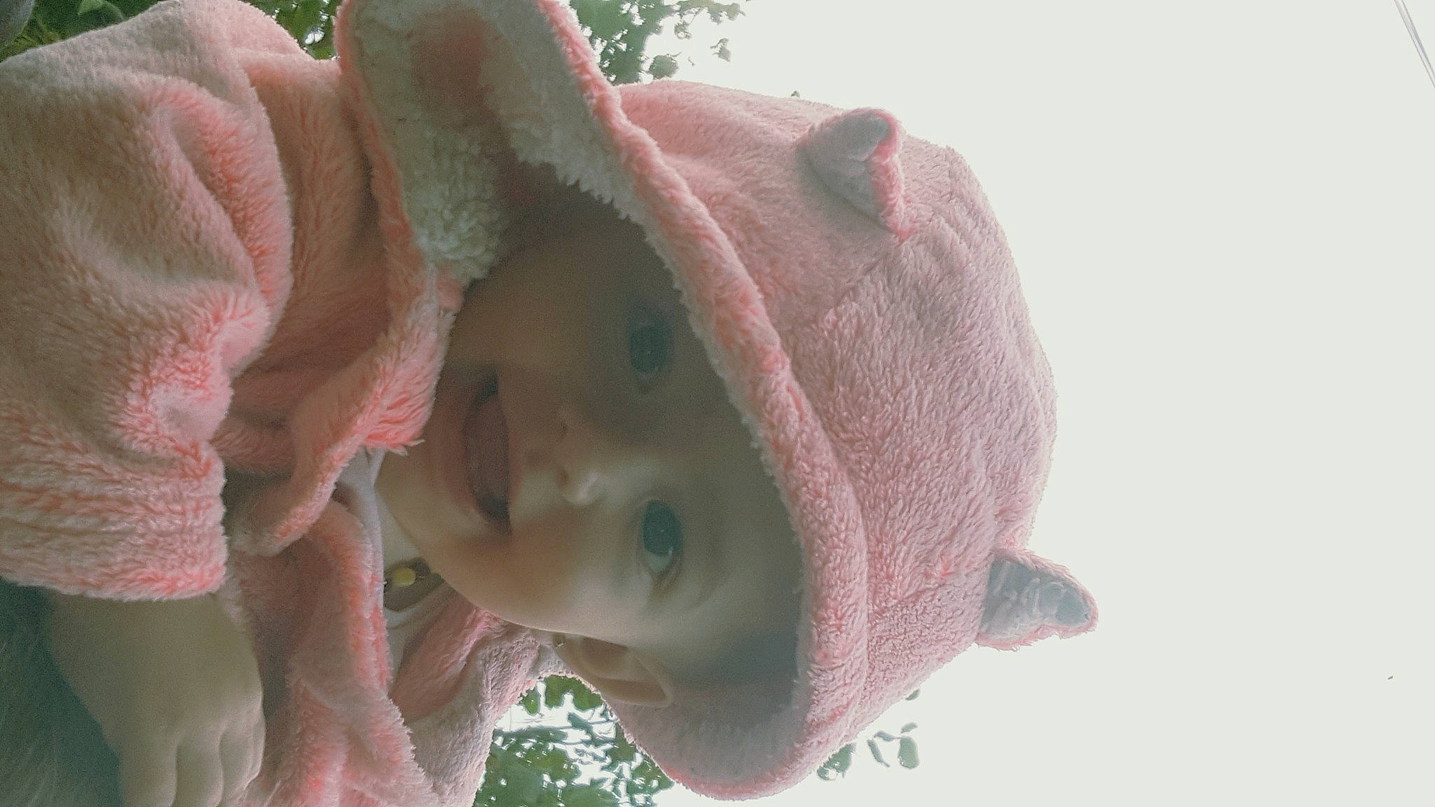 Inaya participe au concours pour gagner de l'argent avec cette photo : baby, baby_toddler_clothing, bonnet, cheek, costume_accessory, flesh, happy, headgear, headwear, human, jaw, lip, organ, person, pink, skin, sun_hat, toddler, tongue