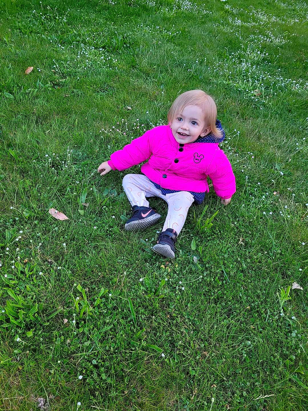 Inaya participe au concours pour gagner de l'argent avec cette photo : baby_toddler_clothing, child, fun, grass, grass_family, grassland, groundcover, happy, joy, lawn, leisure, meadow, pasture, people_in_nature, person, plant, prairie, recreation, shrub, sitting