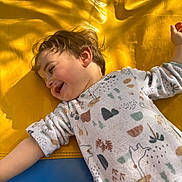 Lylian a rejoint le concours — aidez-le/la à gagner de superbes lots ! baby, blue_mat, casual, child, cute, happy, indoor, infant, joy, lying_down, onesie, patterned_clothing, playful, portrait, relaxed, shadow, smiling, sunlight, toddler, yellow_mat