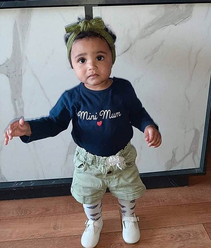 Joy a rejoint le concours — aidez-le/la à gagner de superbes lots ! arm, baby, baby_toddler_clothing, cheek, cool, face, floor, flooring, gesture, happy, human_body, joint, leg, neck, person, product, shoulder, sleeve, standing, t_shirt