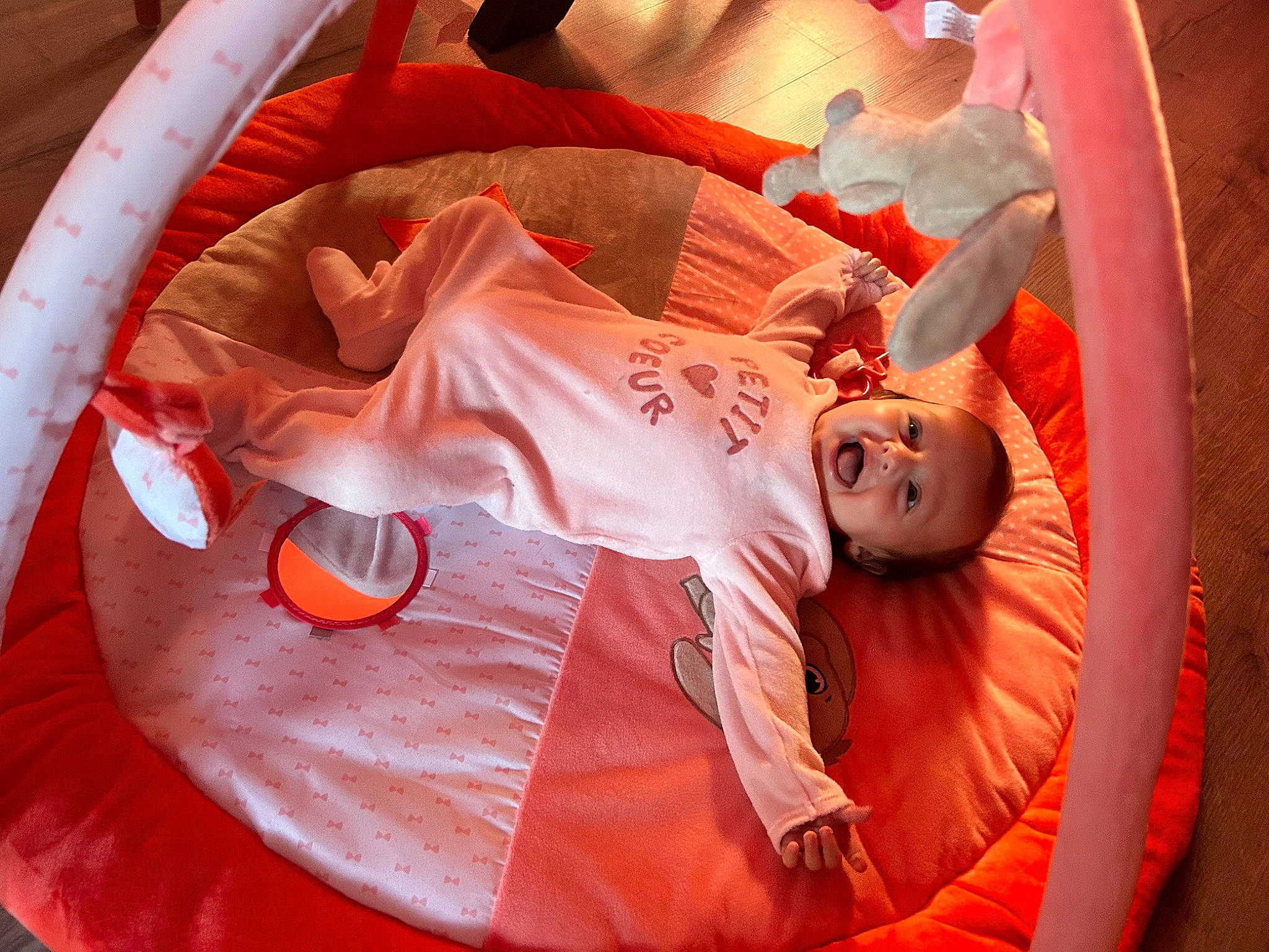 April a rejoint le concours — aidez-le/la à gagner de superbes lots ! bean_bag, carmine, child, comfort, event, flesh, fun, happy, inflatable, leisure, linens, magenta, mouth, orange, peach, person, recreation, room, smile