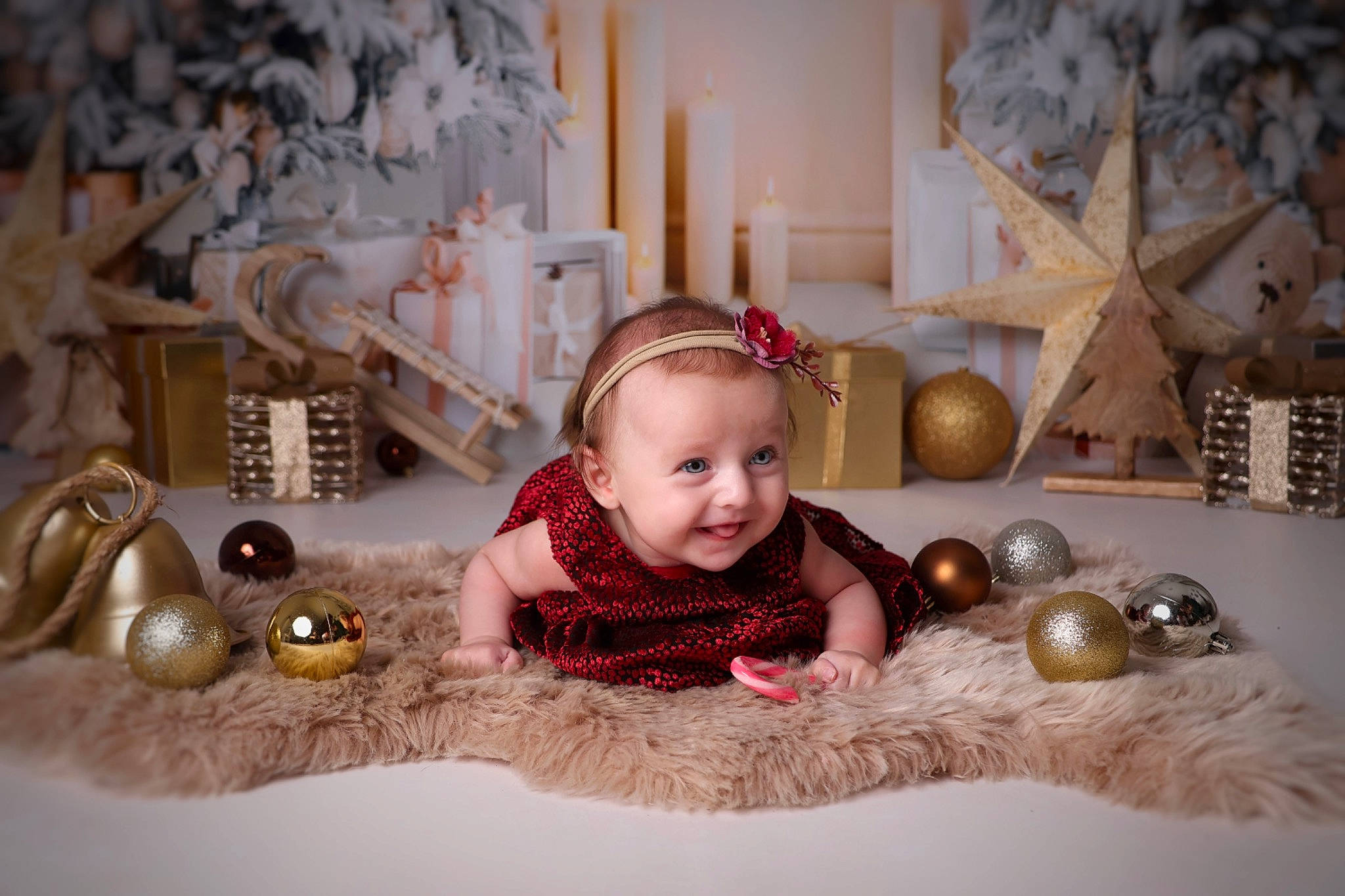 April a rejoint le concours — aidez-le/la à gagner de superbes lots ! baby, baby_toddler_clothing, candle, christmas_decoration, christmas_eve, christmas_ornament, event, flooring, fun, happy, holiday, lighting, ornament, person, picture_frame, pink, room, sitting, smile, toddler